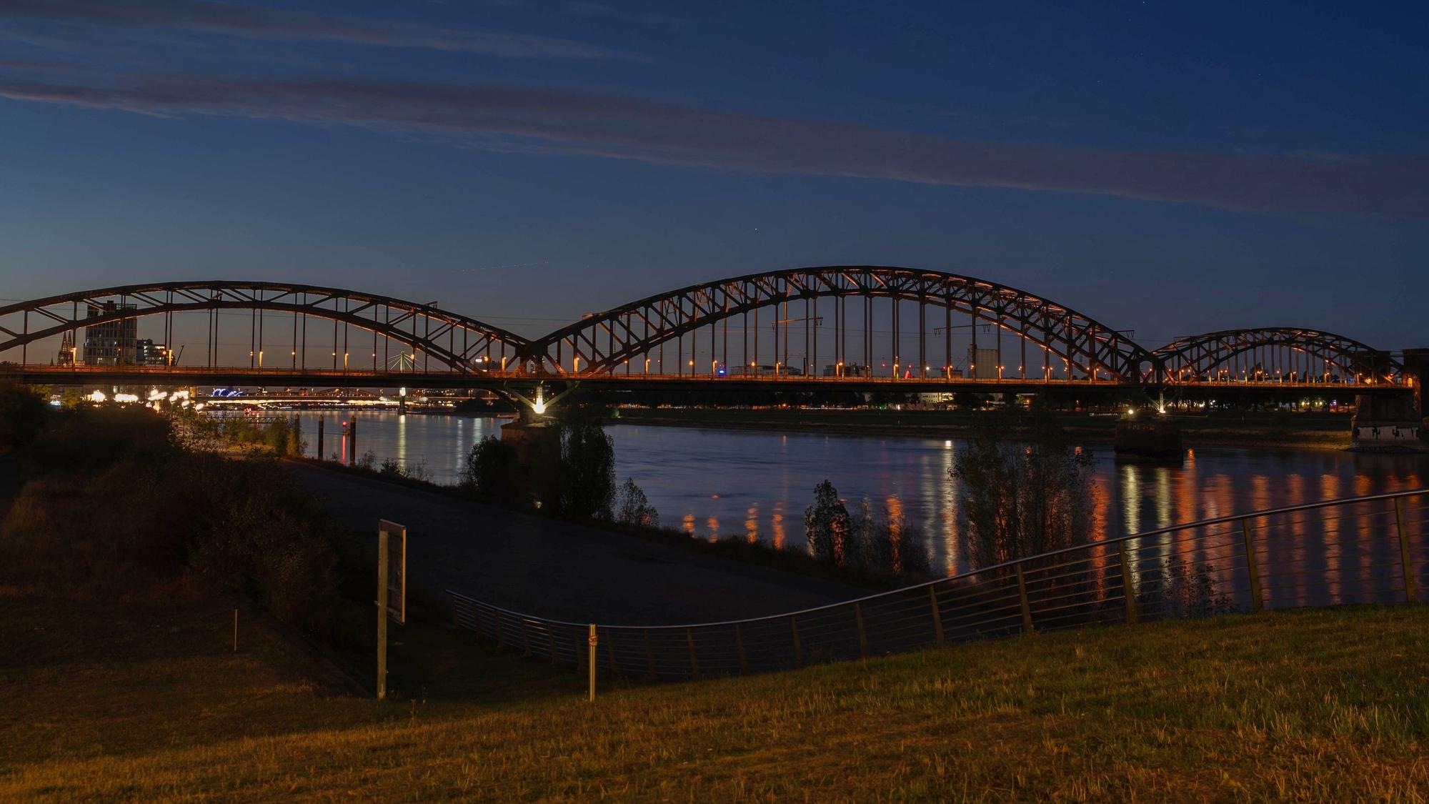 Die Beleuchtung der Südbrücke wird bis Anfang Oktober gewartet und instandgesetzt.