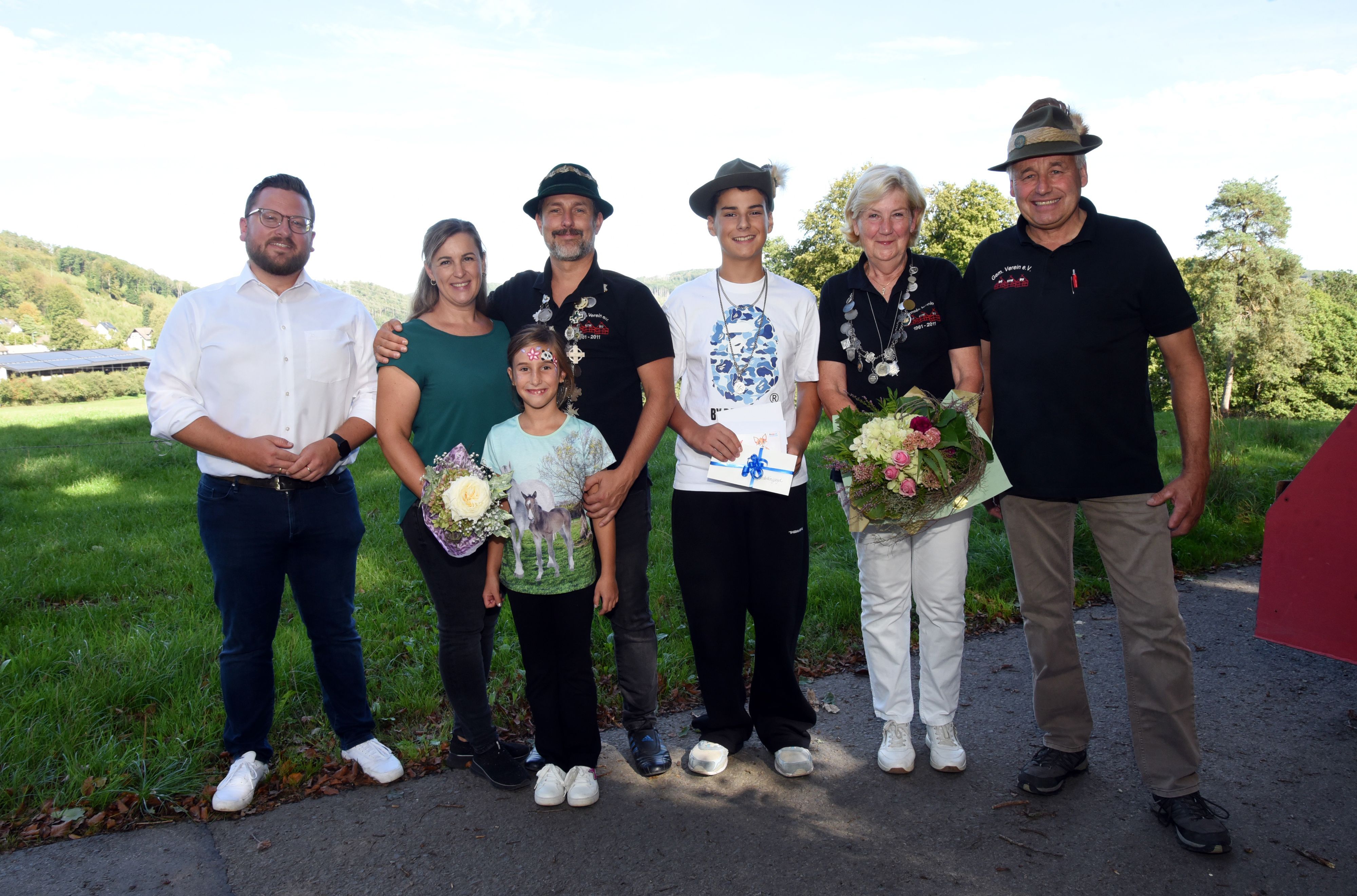 Bürgermeister Lukas Miebach (l.) mit den Majestäten (v.l.) Sven und Evelyn Marschalleck mit Tochter Leyla, Kinderkönig Götz Rieckmann sowie Bergziegenkönigin Sigrid Olbrisch. Vorsitzender Hans Stöcker(r.) freut sich mit.