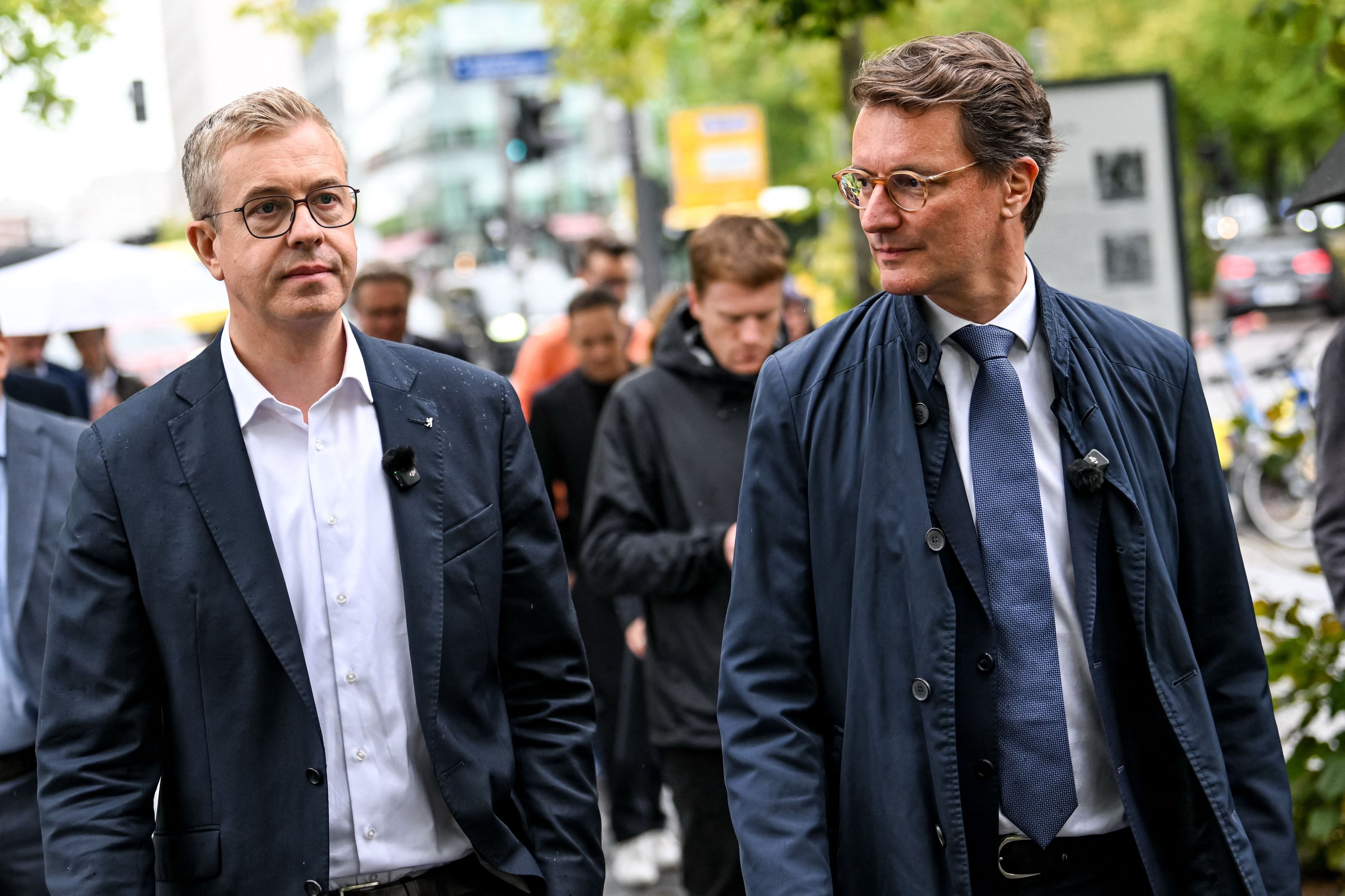 Stefan Evers (l.), CDU-Spitzenkandidat in Berlin, und Hendrik Wüst (CDU), Ministerpräsident von Nordrhein-Westfalen, am Montag (7. September) in Berlin