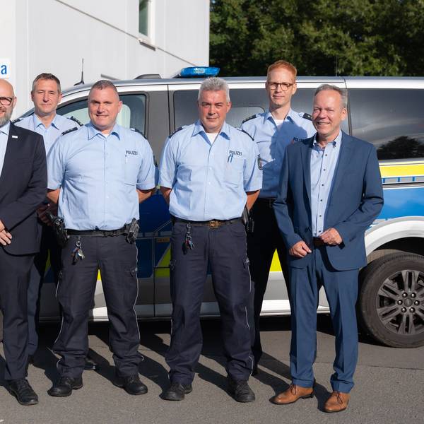 In der Waldbröler Polizeiwache ist Sascha Dewald (Dritter von links) als neuer Bezirksbeamter für Nümbrecht vorgestellt worden. Dort verstärkt er den Kollegen Holger Wirtz (rechts daneben). Mit dabei waren auch (von links) Bürgermeister Thomas Hellbusch, Wachleiter André Kuba, Direktionsleiter David Clemens und Landrat Klaus Grootens.