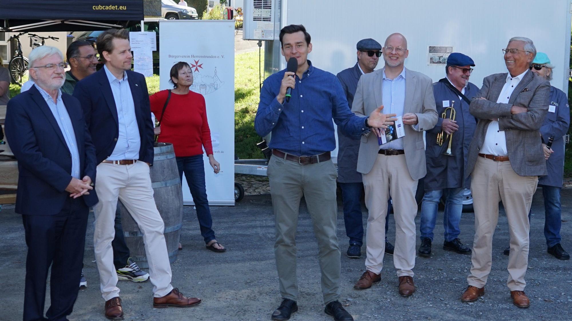 Bürgermeister Marcel Kreutz eröffnet das Strundetal-Fest mit Sponsor Dr. Jürgen Rembold, Landrat Arne von Boetticher, David Roth (Vorsitzender Strundetalverein) und Wolfgang Bosbach, dem Schirmherr der Veranstaltung.