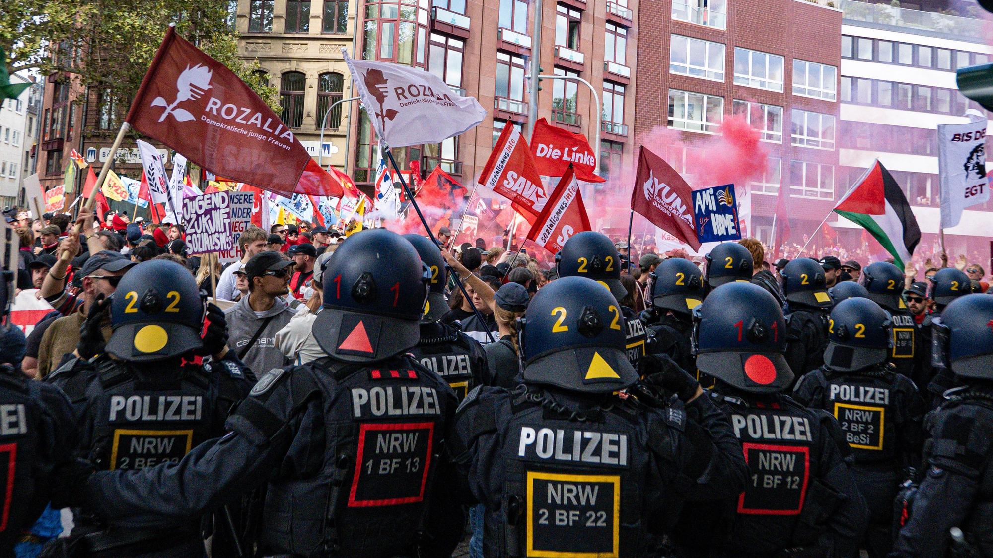 Bei der Abschlussdemonstration des Protestcamps „Rheinmetall entwaffnen“ wurden Teilnehmende von der Polizei auf der Zeughausstraße festgesetzt.