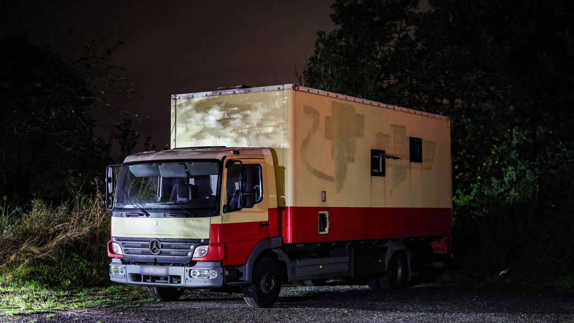 Der Lastwagen des Tatverdächtigen steht auf einem Parkplatz in unmittelbarer Nähe zum Hambacher Forst. Die Polizei hat laut NRW-Innenminister Reul das Fahrzeug des Verdächtigen für mehrere Sabotageaktionen gegen die deutsche Stromversorgung gestürmt.