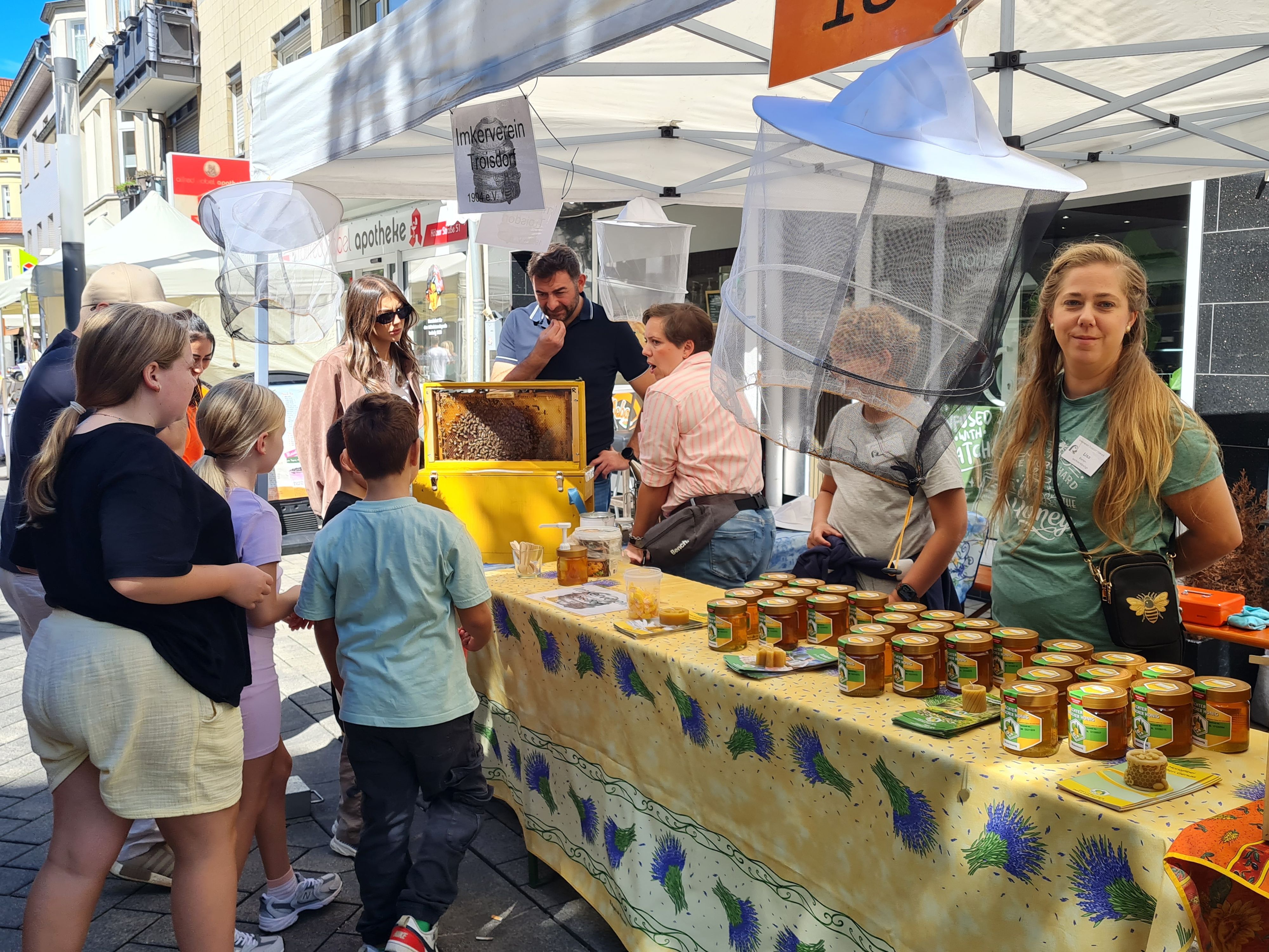 Vereinsfest Troisdorf Verein(t) in der Fußgängerzone

Das Bienenvolk der Imker lockte viele Interessenten an