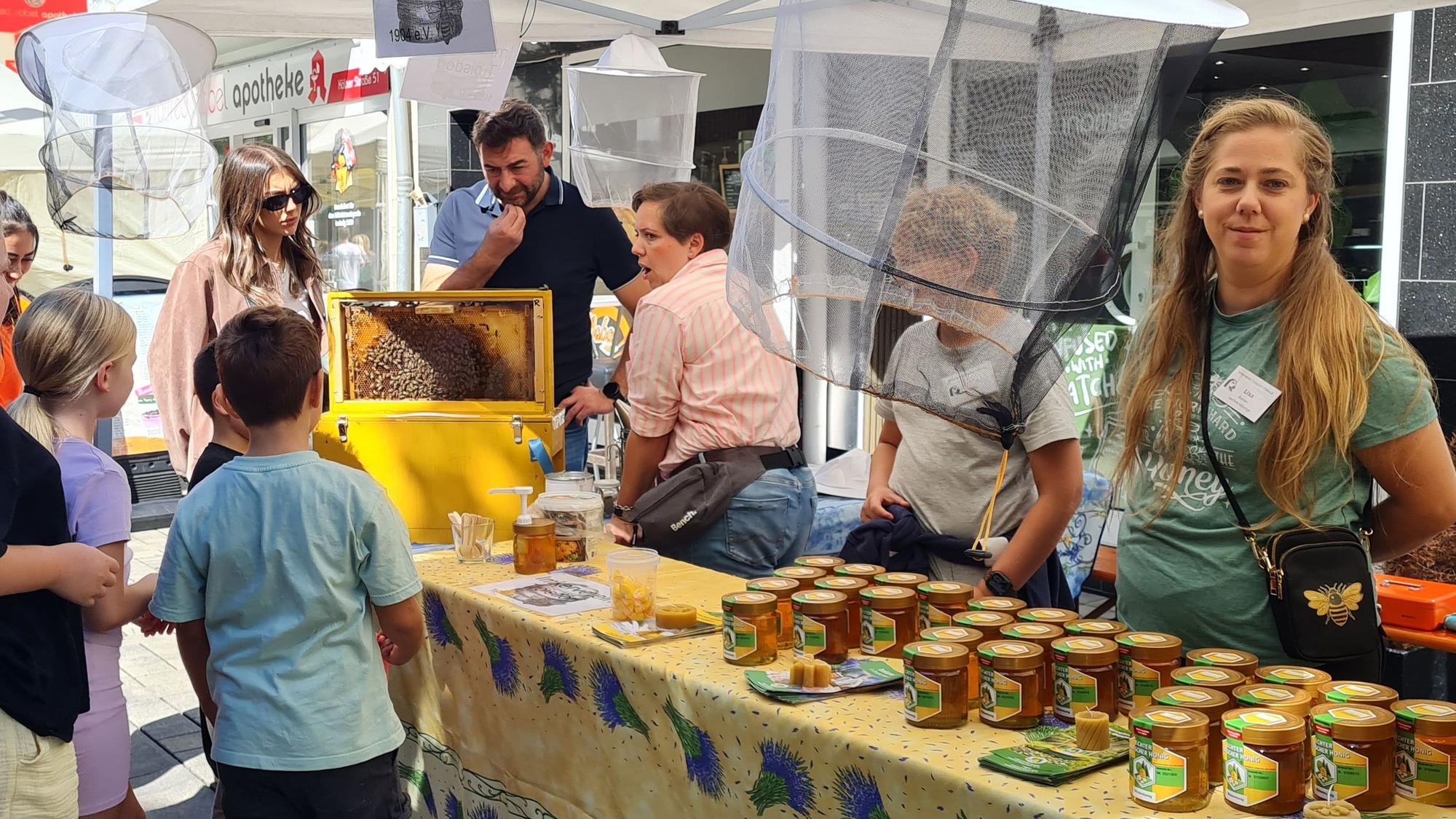 Vereinsfest Troisdorf Verein(t) in der Fußgängerzone
Das Bienenvolk der Imker lockte viele Interessenten an