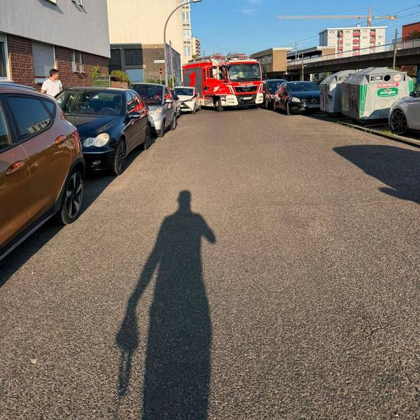 Die Feuerwehr fuhr sich an der Ecke Wolfhartstraße/Eckewartstraße fest: Zwei am Fahrbahnrand geparkte Pkw versperrten die Durchfahrt.