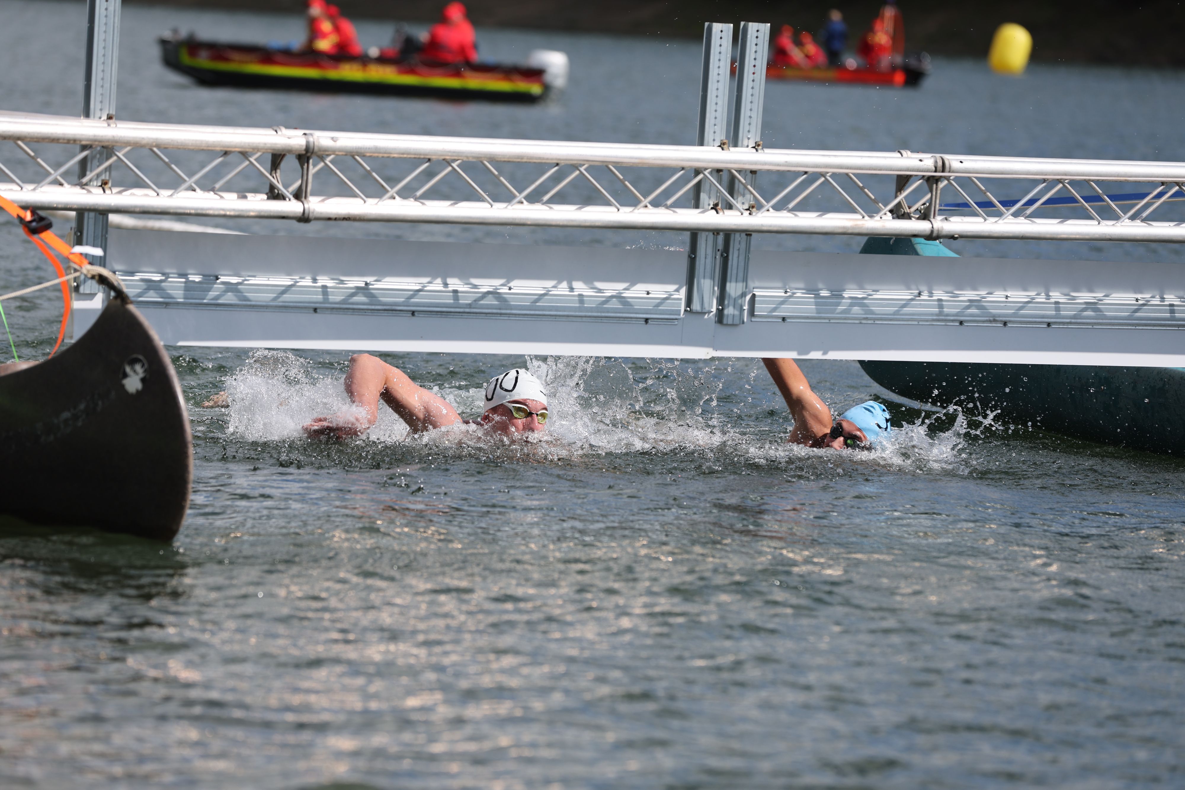 Zwei Schwimmer klatschen das Ziel ab.