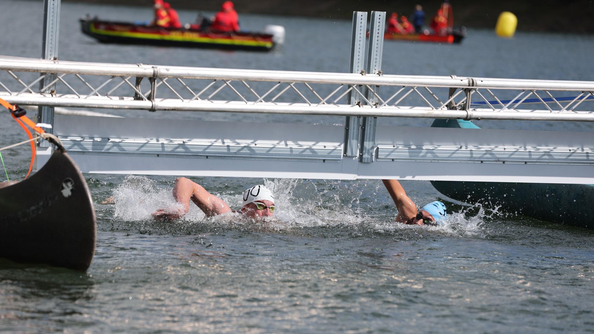 Zwei Schwimmer klatschen das Ziel ab.