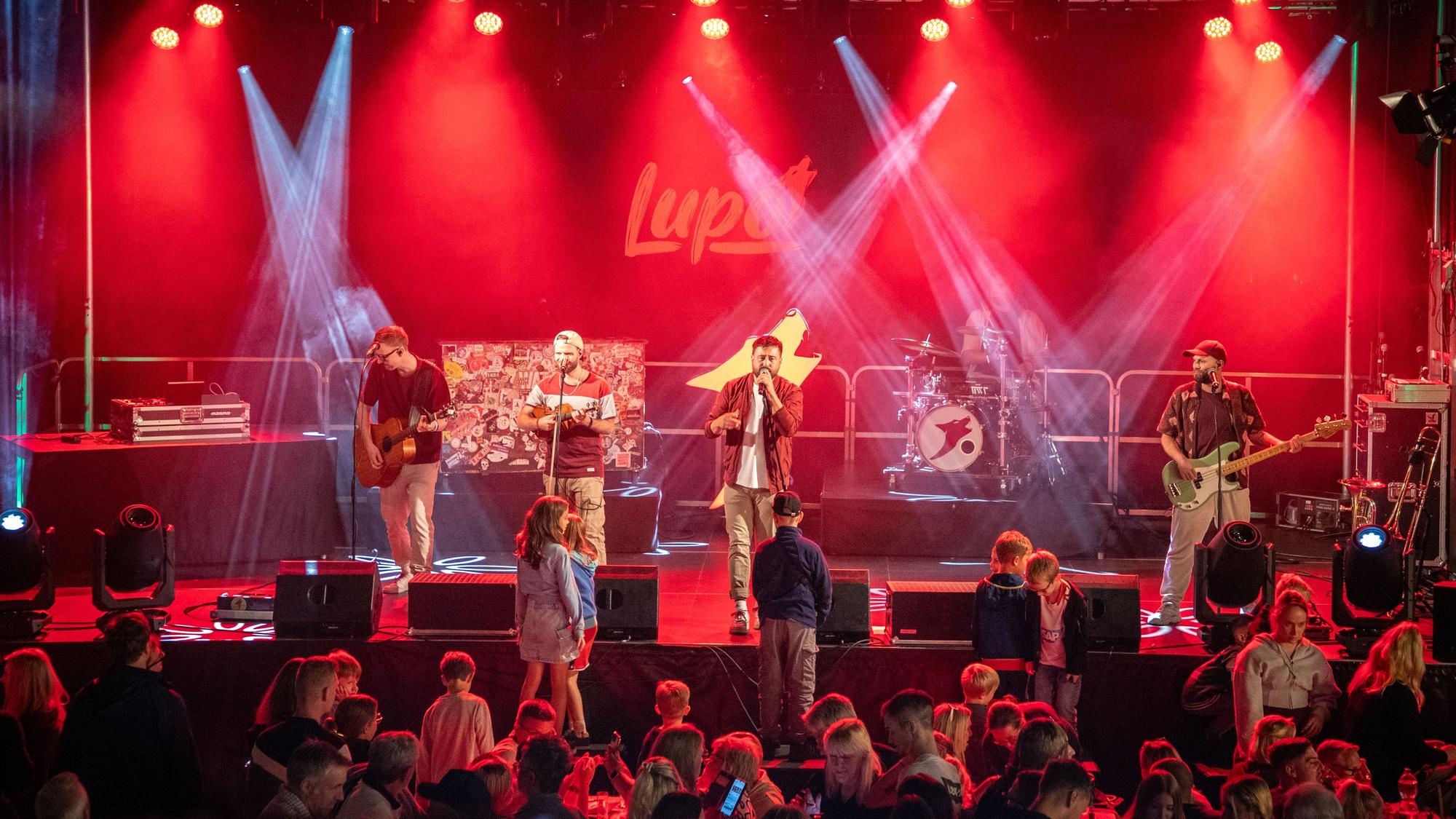 Die Musiker von Lupo stehen auf der Bühne des Overather Stadtfestes.