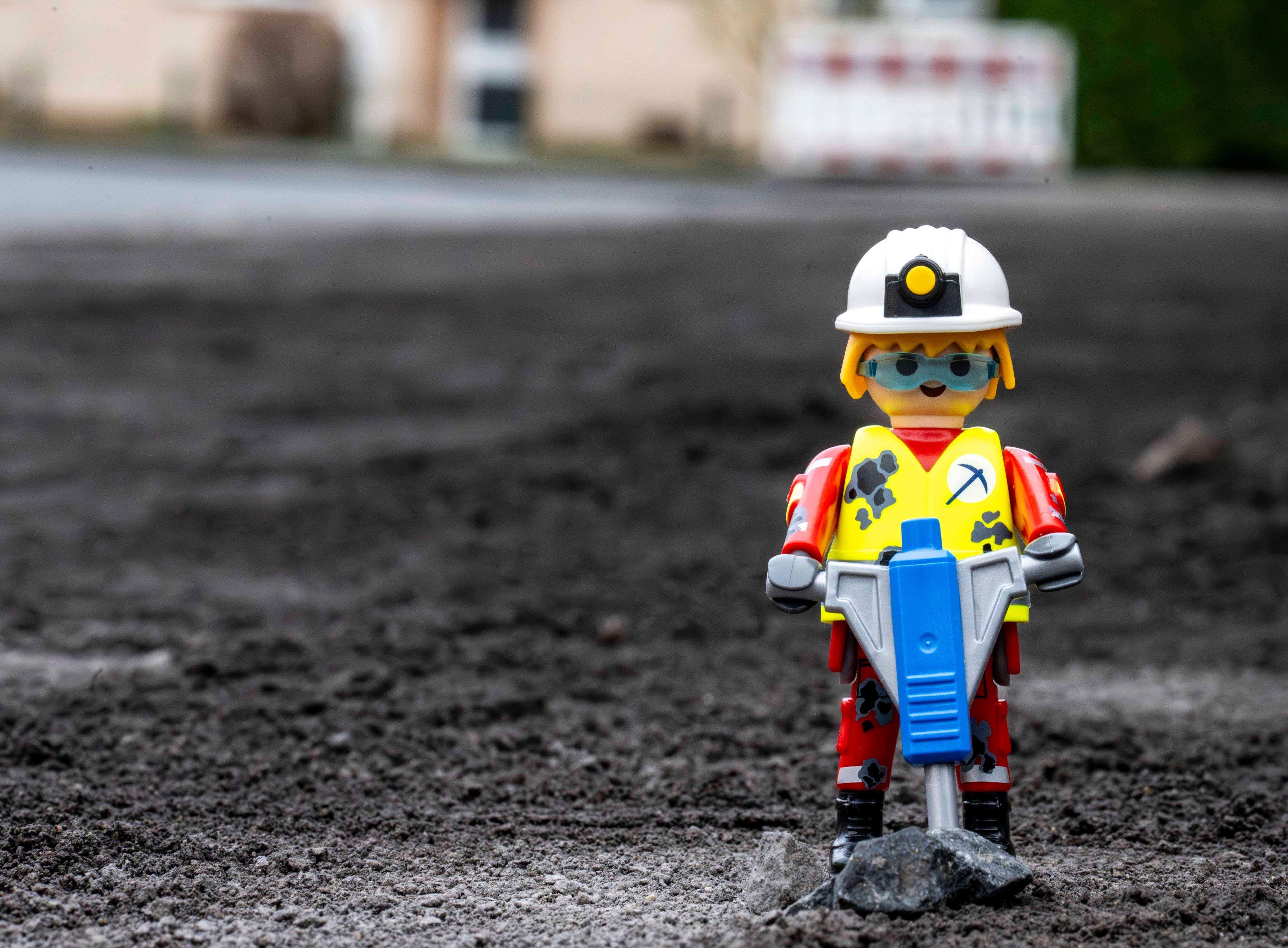 Das Symbolbild zeigt eine Spielfigur, die einen Presslufthammer in den Händen hält.