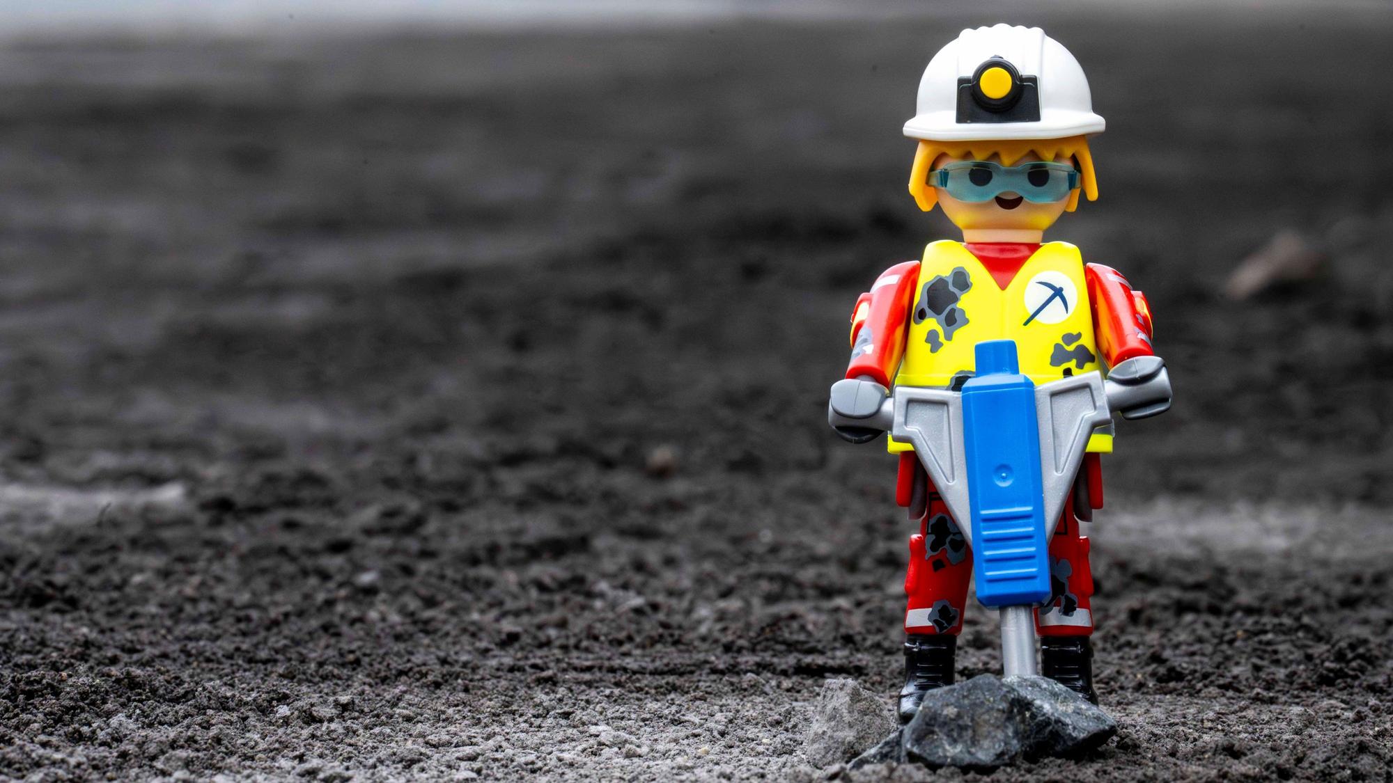 Das Symbolbild zeigt eine Spielfigur, die einen Presslufthammer in den Händen hält.