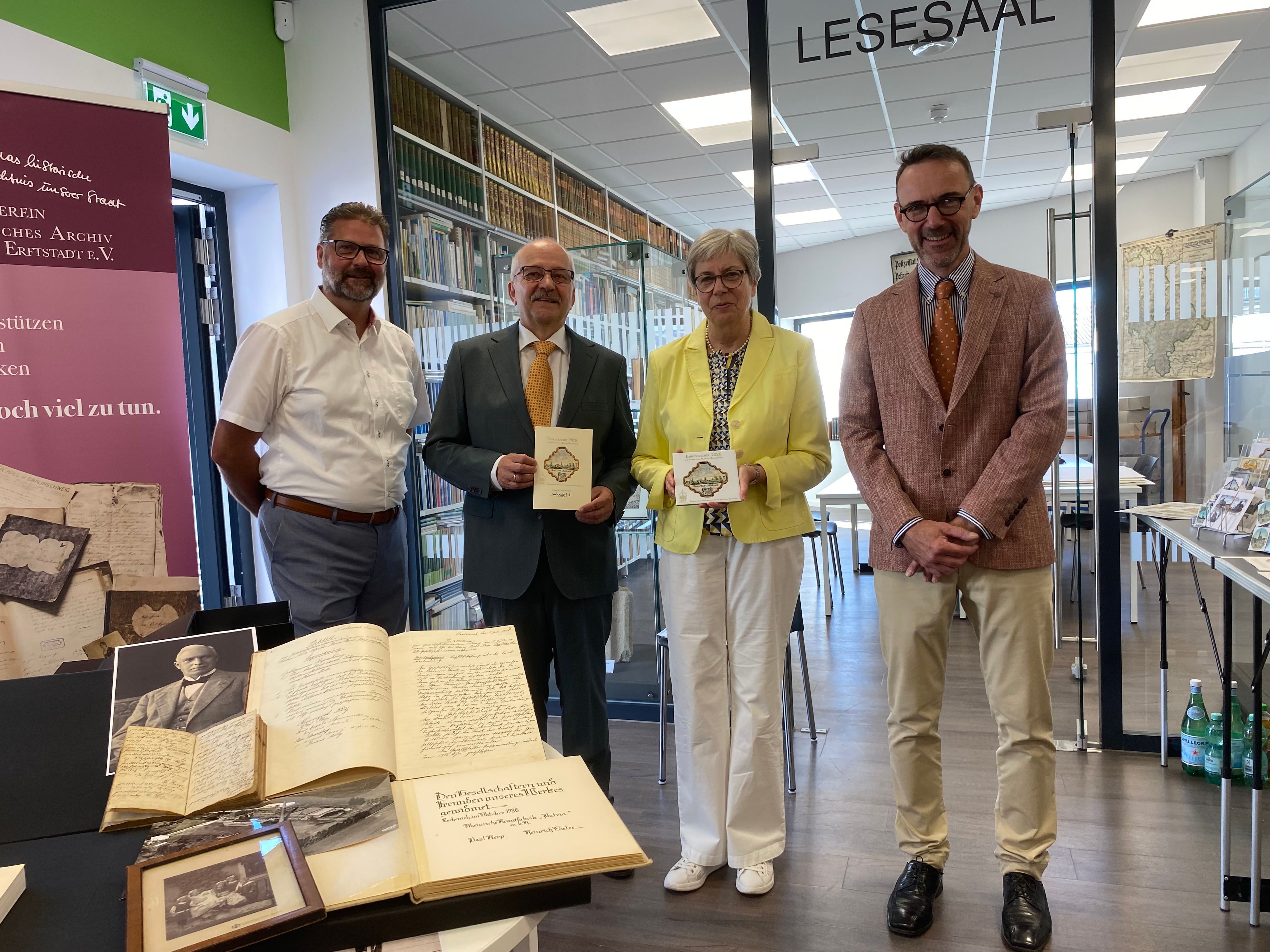 Zu sehen sind er Erste Beigeordnete der Stadt Michael Reutter, Norbert J. Pies, Doris Buchbinder und Frank Bartsch, Leiter des Stadtarchivs.