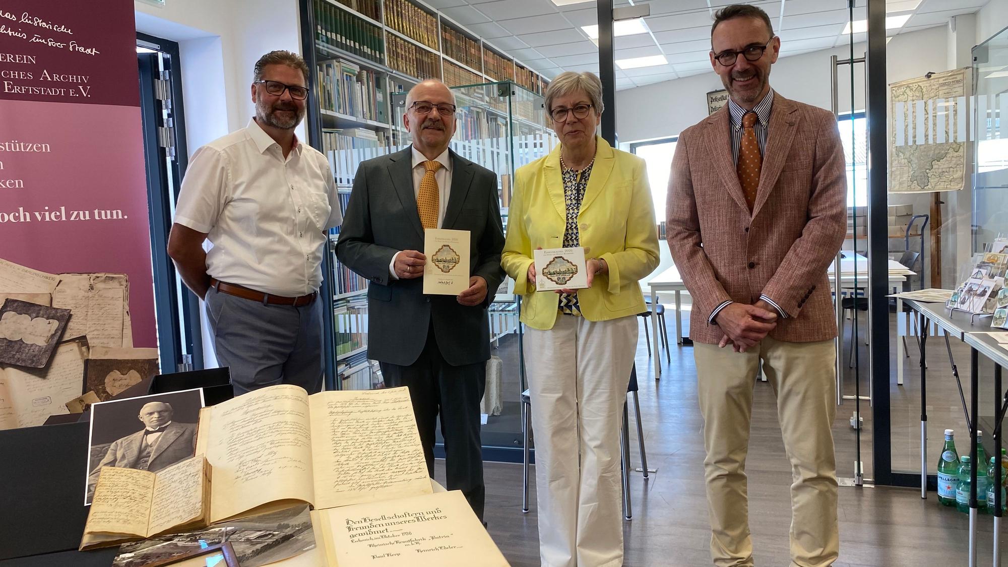 Zu sehen sind er Erste Beigeordnete der Stadt Michael Reutter, Norbert J. Pies, Doris Buchbinder und Frank Bartsch, Leiter des Stadtarchivs.