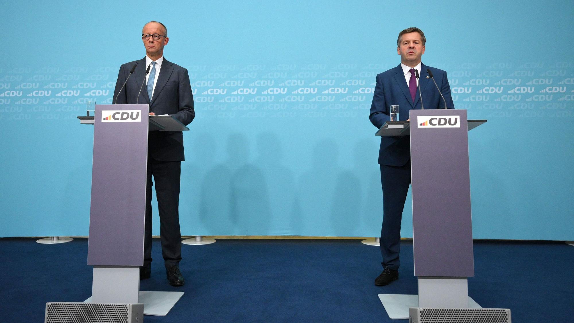Kanzler Friedrich Merz (l.) zusammen mit Sven Schulze, Ministerpräsident von Sachsen-Anhalt.
