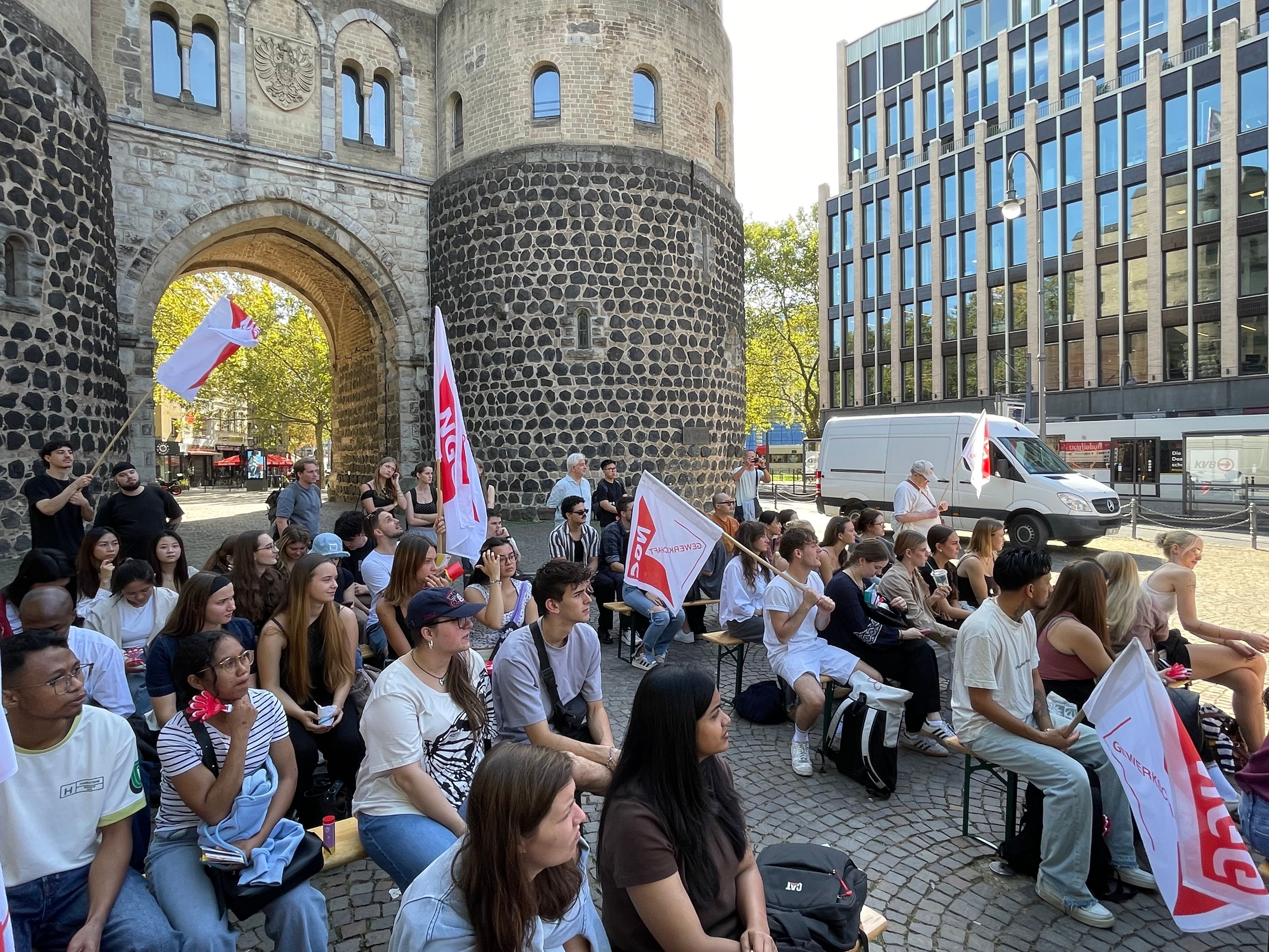 Die Bänke auf dem Rudolfplatz waren gut gefüllt mit jungen Menschen.