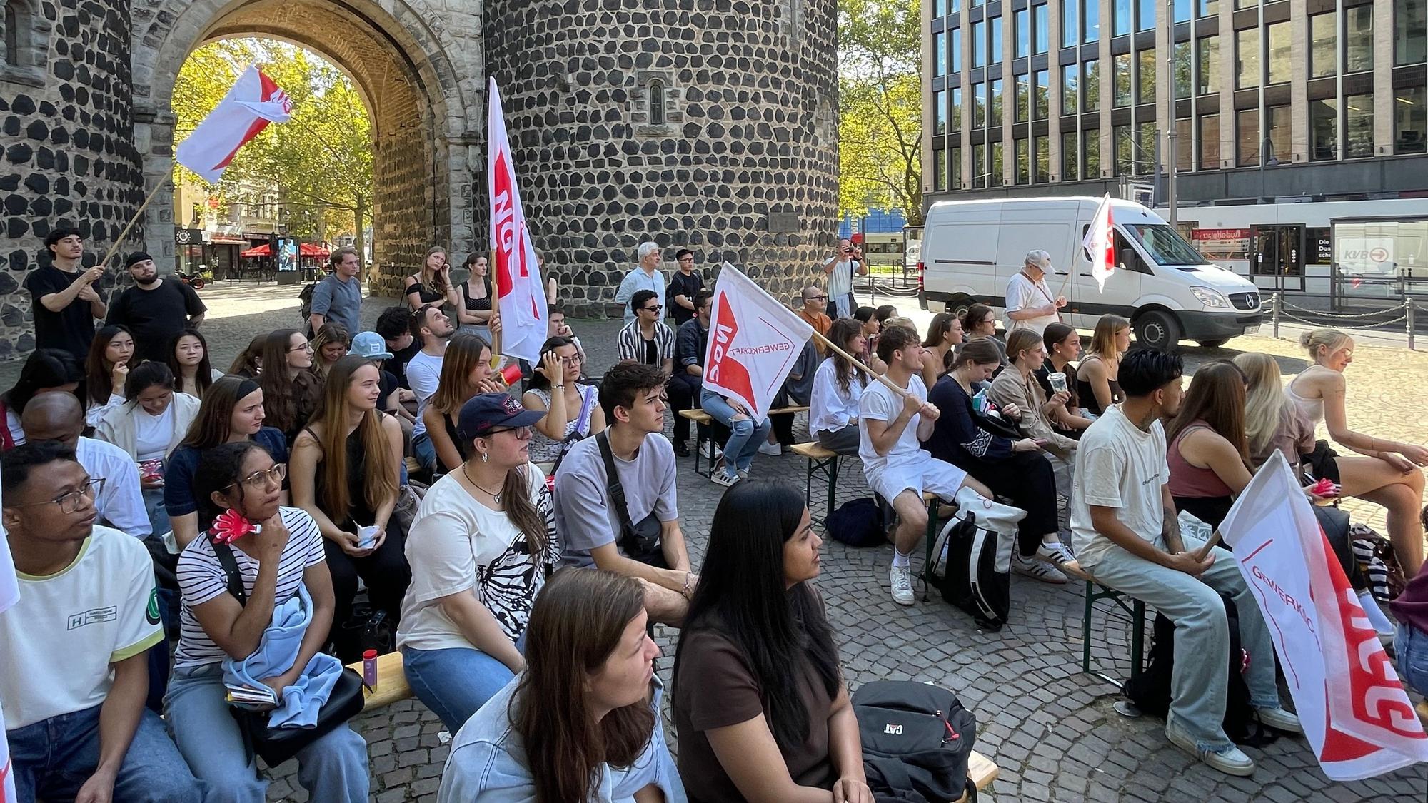 Die Bänke auf dem Rudolfplatz waren gut gefüllt mit jungen Menschen.