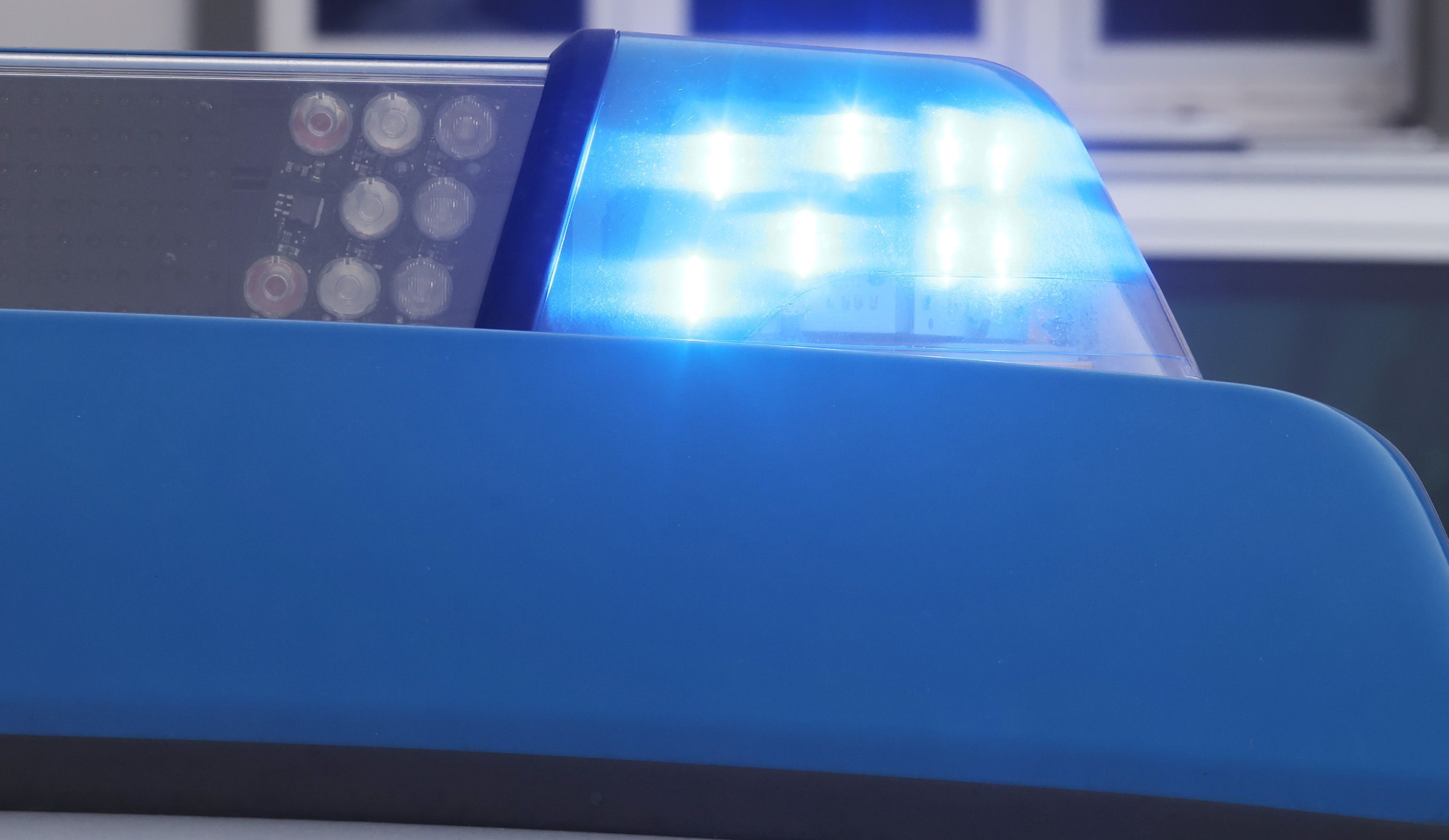 Das blinkende Blaulicht an einem Dienstauto der Polizei.
