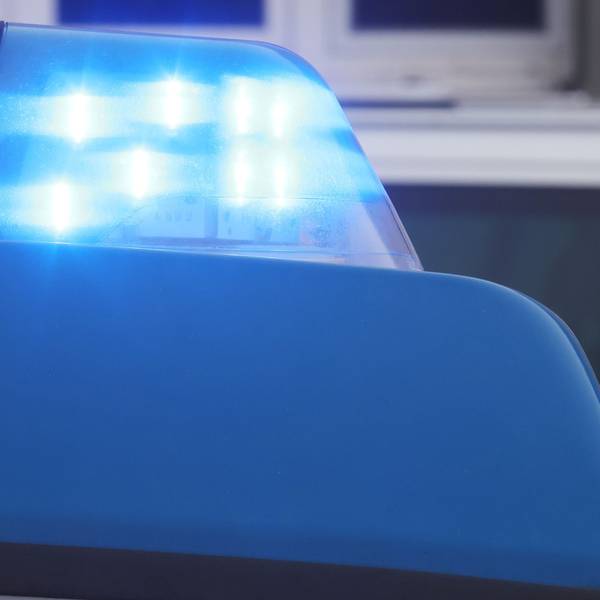 Das blinkende Blaulicht an einem Dienstauto der Polizei.