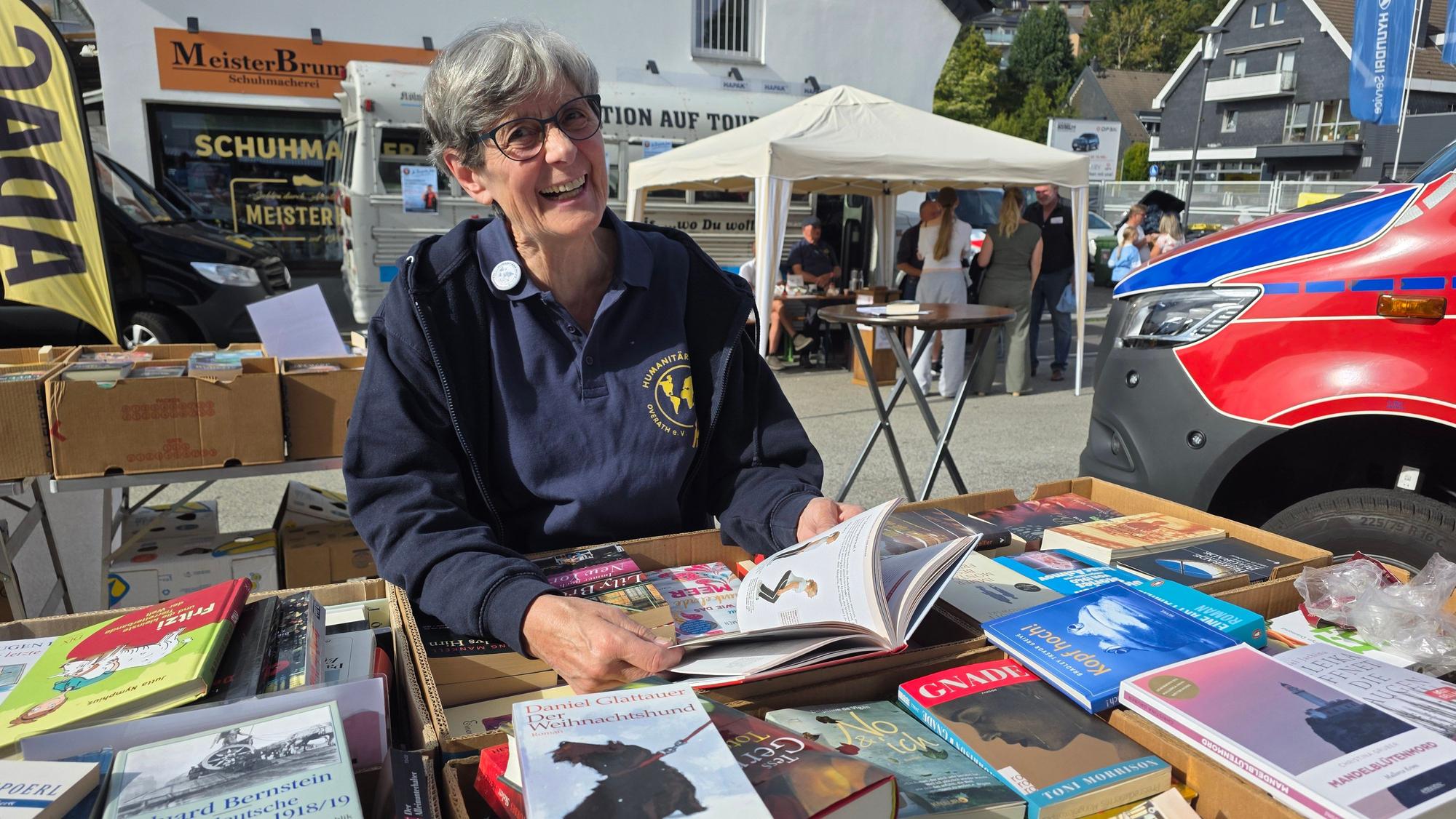 Karin Fischer steht am Bücherstand der Humanitären Hilfe Overath.