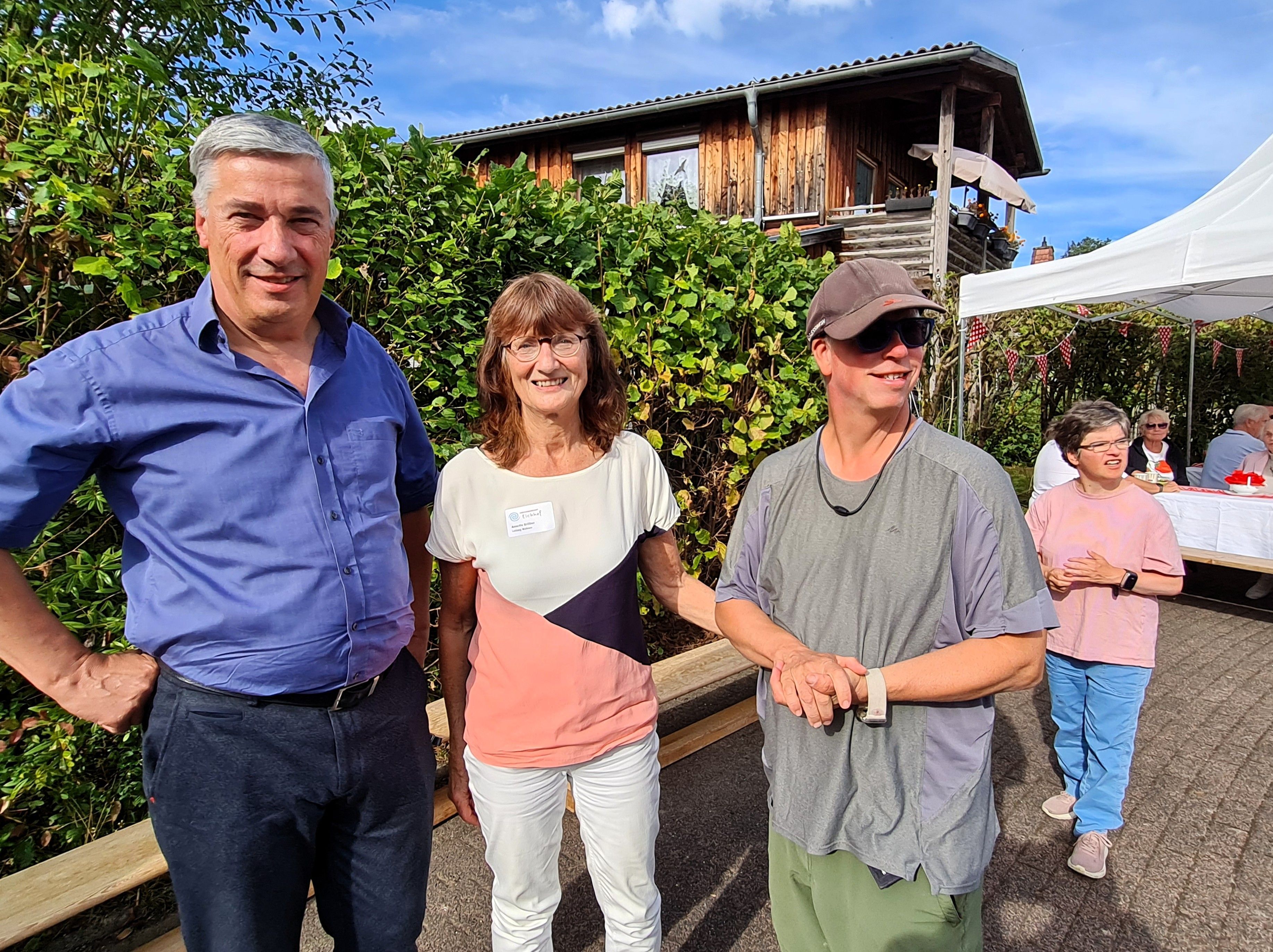 Michael Ziegert und Annette Brittner mit einem Bewohner des Lebensgemeinschaft Eichhof.