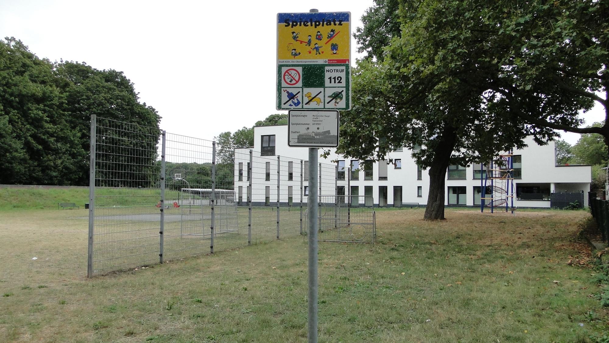 Der Spiel- und Bolzplatz an der Merkenicher Hauptstraße ist die einzige größere Fläche in Merkenich, die Kindern zur Verfügung steht – dafür ist das Angebot eher sparsam. Links im Bild ist der Deichwall zu sehen.
