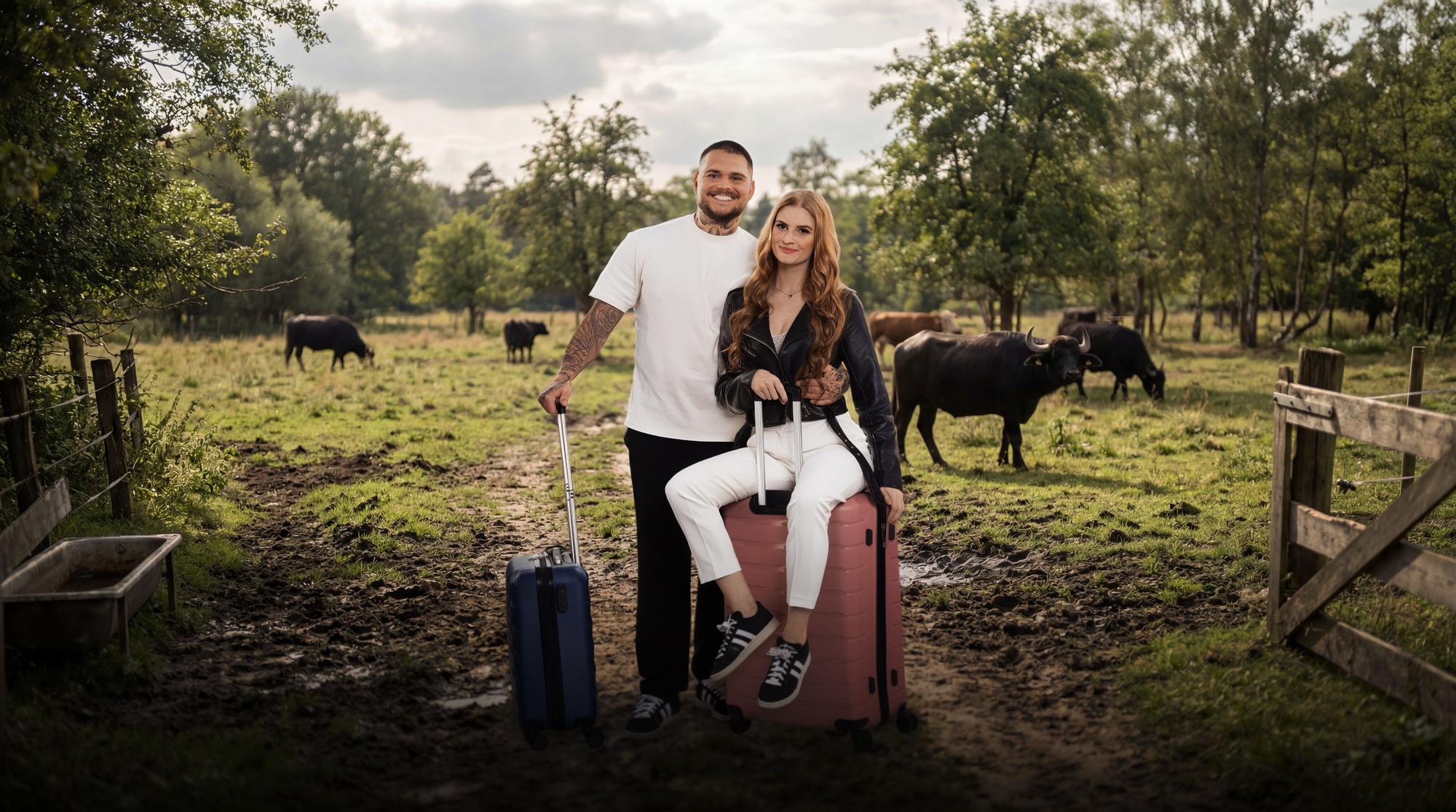 Nico Legat mit seiner Freundin Laura, die auf ihrem Koffer sitzt