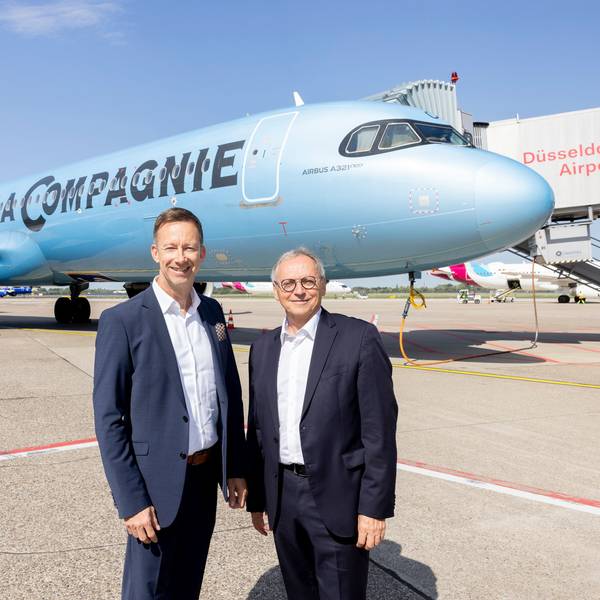 Neuer Direktflug mit La Compagnie von Düsseldorf nach New York, Düsseldorfs Flughafenchef Lars Redelligx (l.) und der Chef der Airline, Christian Vernet