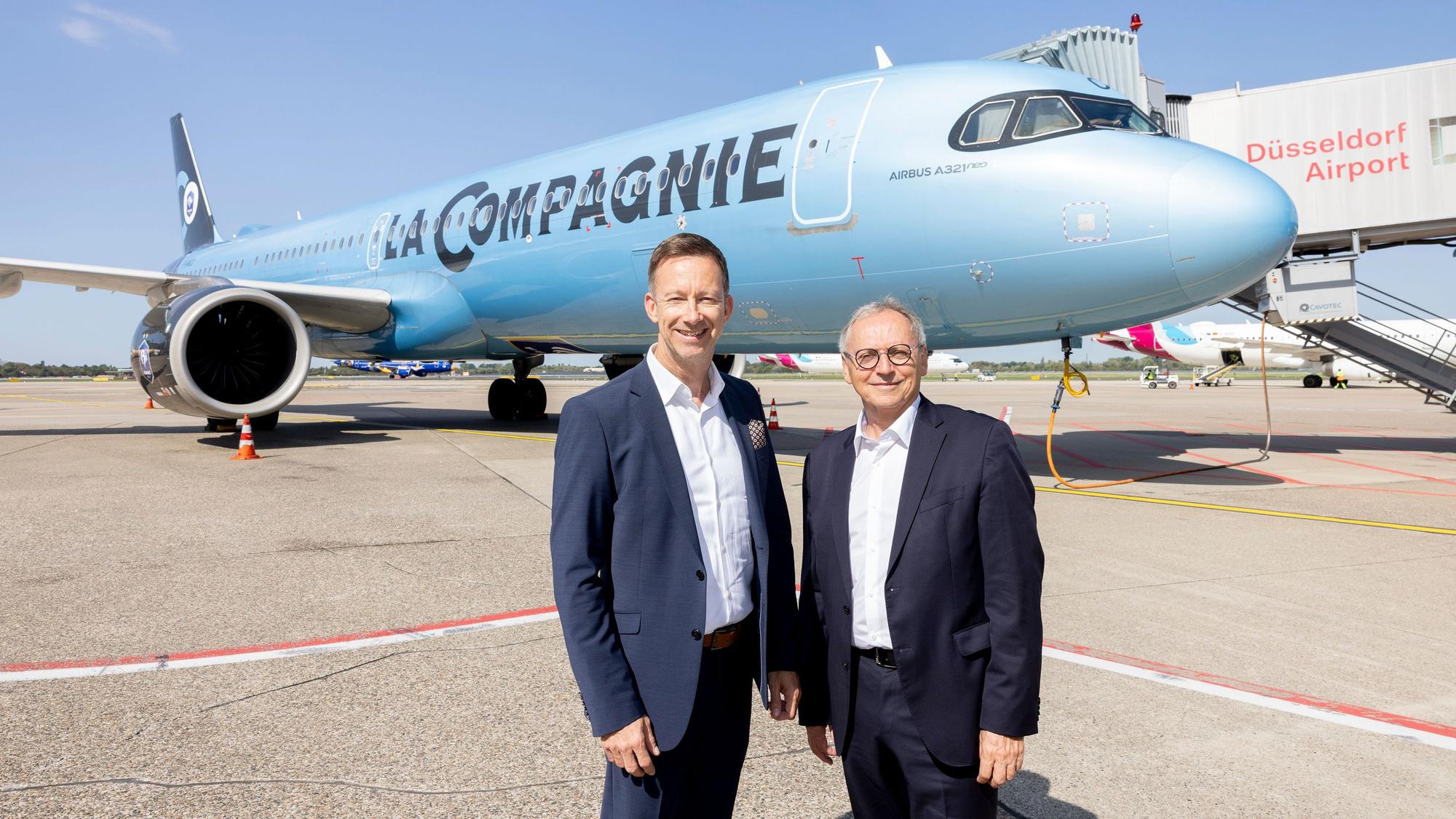 Neuer Direktflug mit La Compagnie von Düsseldorf nach New York, Düsseldorfs Flughafenchef Lars Redelligx (l.) und der Chef der Airline, Christian Vernet