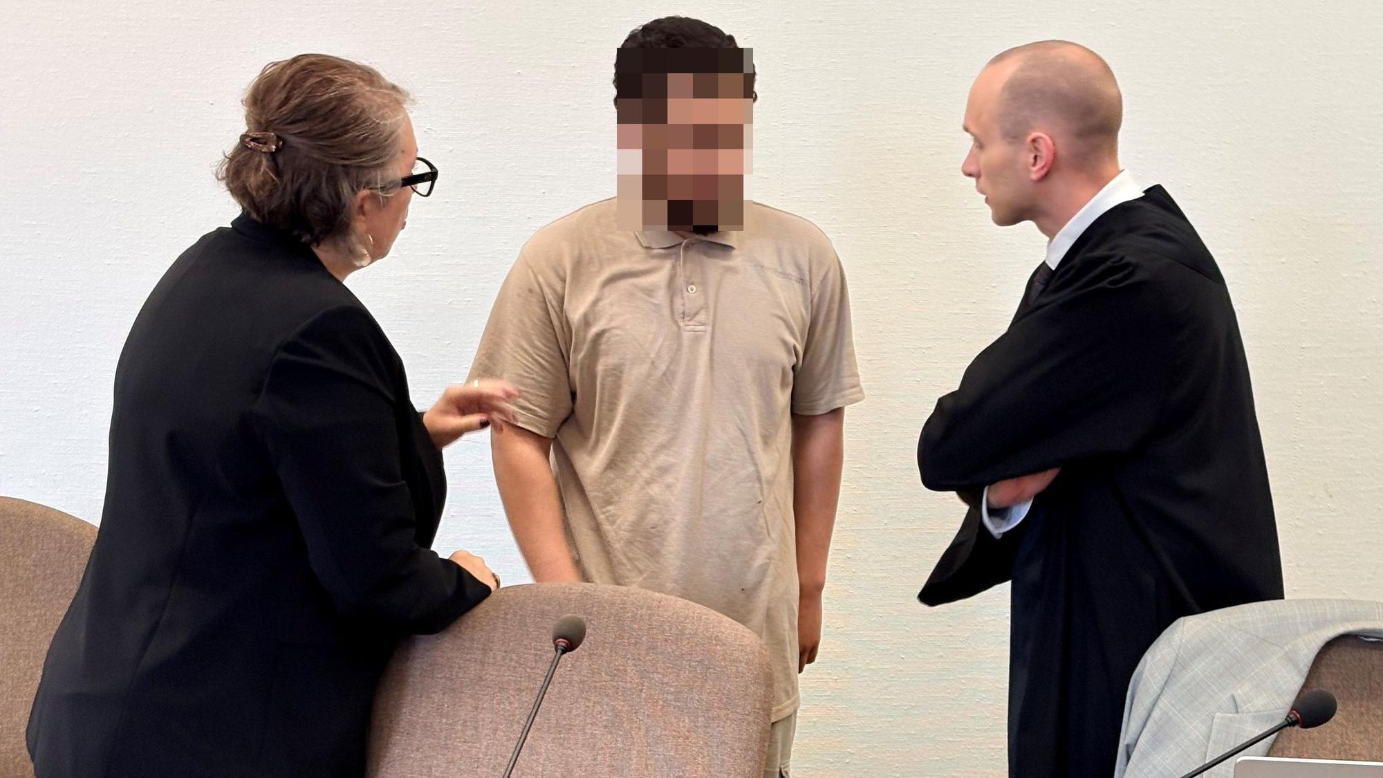 Der Angeklagte mit Verteidiger Fin Keith Habermann und einer Dolmetscherin beim Prozessauftakt im Kölner Landgericht