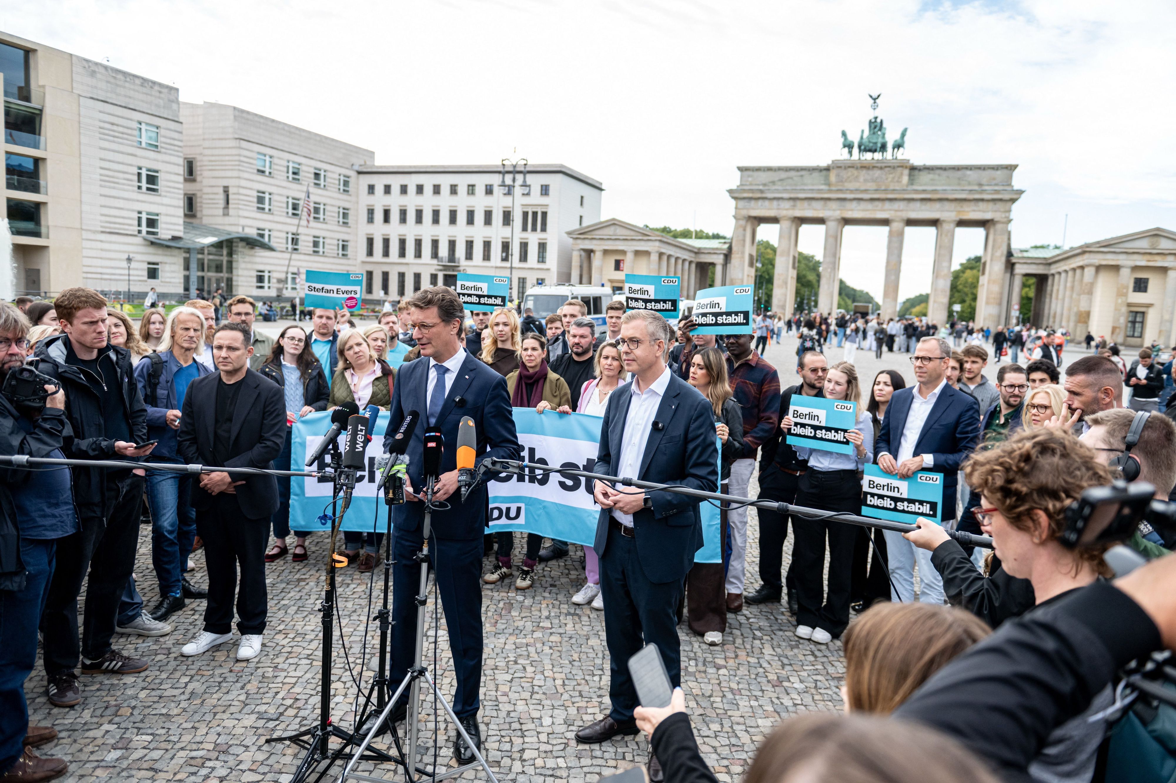 Hendrik Wüst und Stefan Evers (r.) geben nach einer CDU-Veranstaltung zur Berlin-Wahl ein Statemenmt ab.