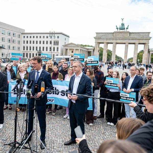 Hendrik Wüst und Stefan Evers (r.) geben nach einer CDU-Veranstaltung zur Berlin-Wahl ein Statemenmt ab.