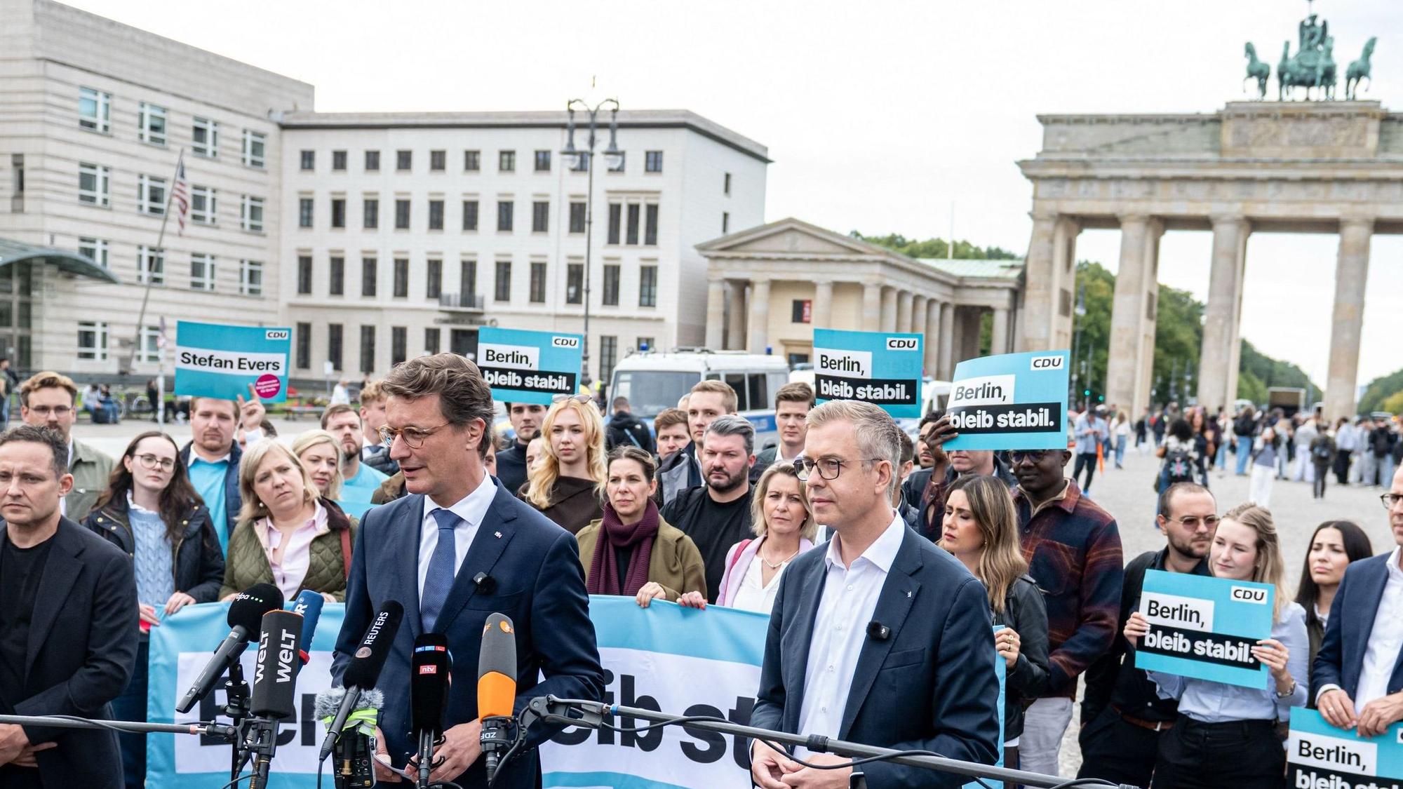 Hendrik Wüst und Stefan Evers (r.) geben nach einer CDU-Veranstaltung zur Berlin-Wahl ein Statemenmt ab.