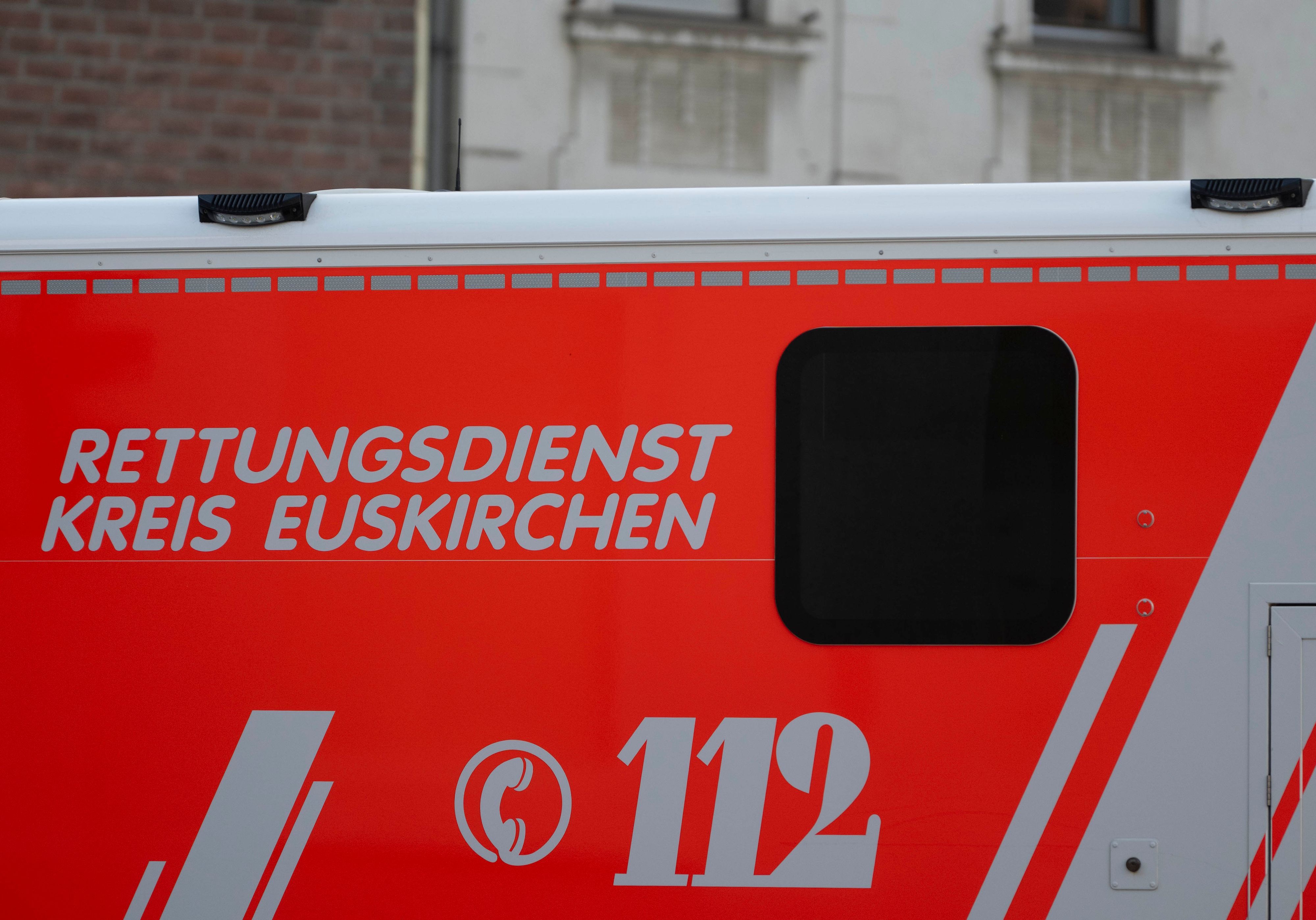 Das Symbolbild zeigt einen Rettungswagen im Kreis Euskirchen.