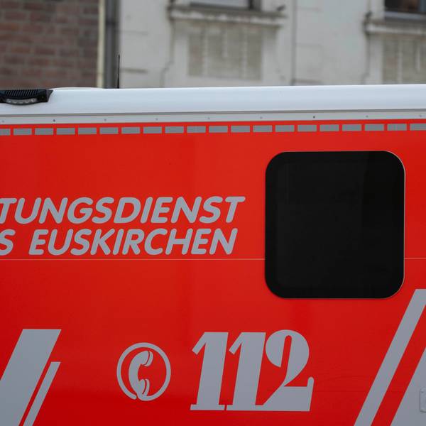 Das Symbolbild zeigt einen Rettungswagen im Kreis Euskirchen.