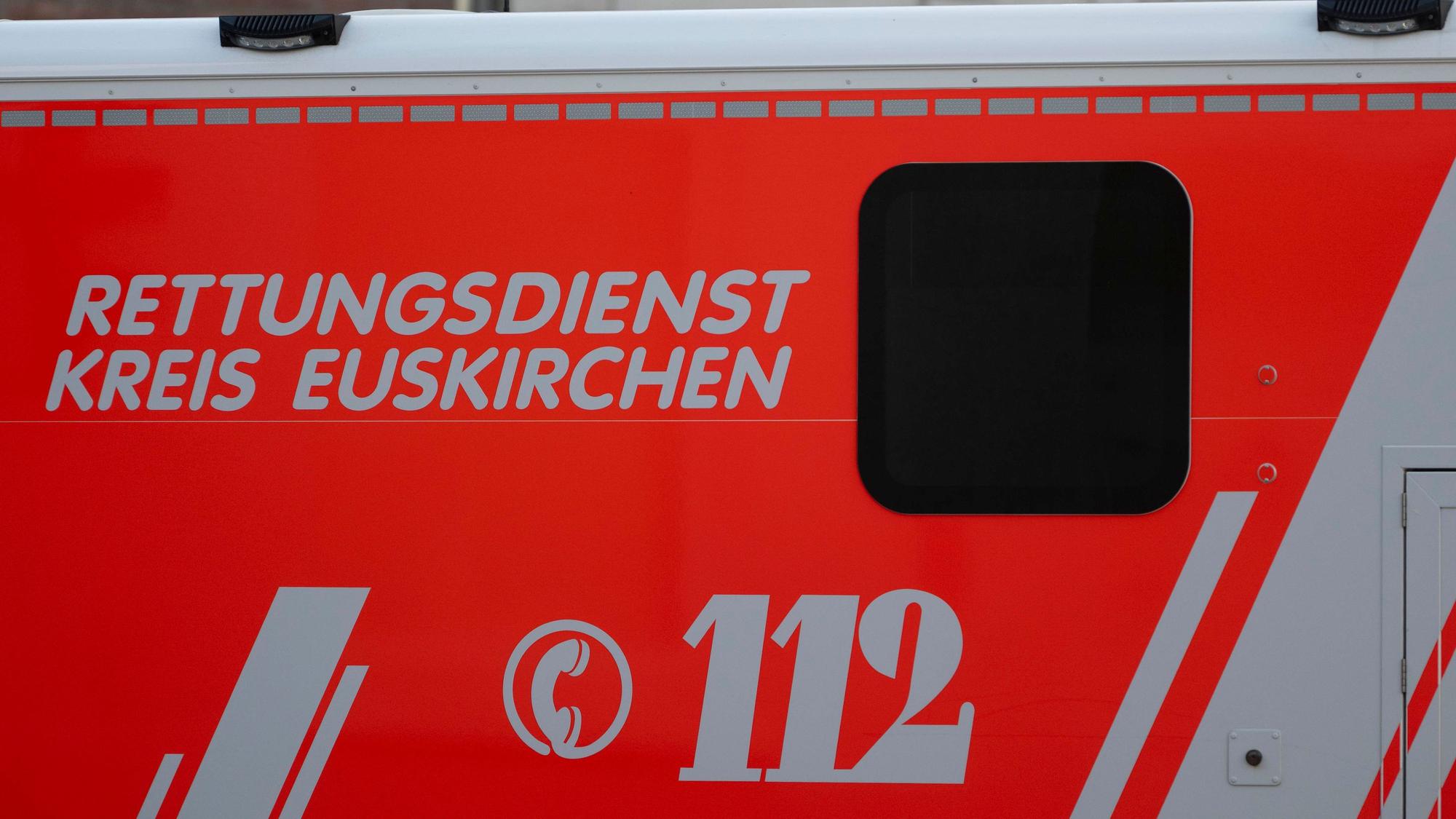 Das Symbolbild zeigt einen Rettungswagen im Kreis Euskirchen.