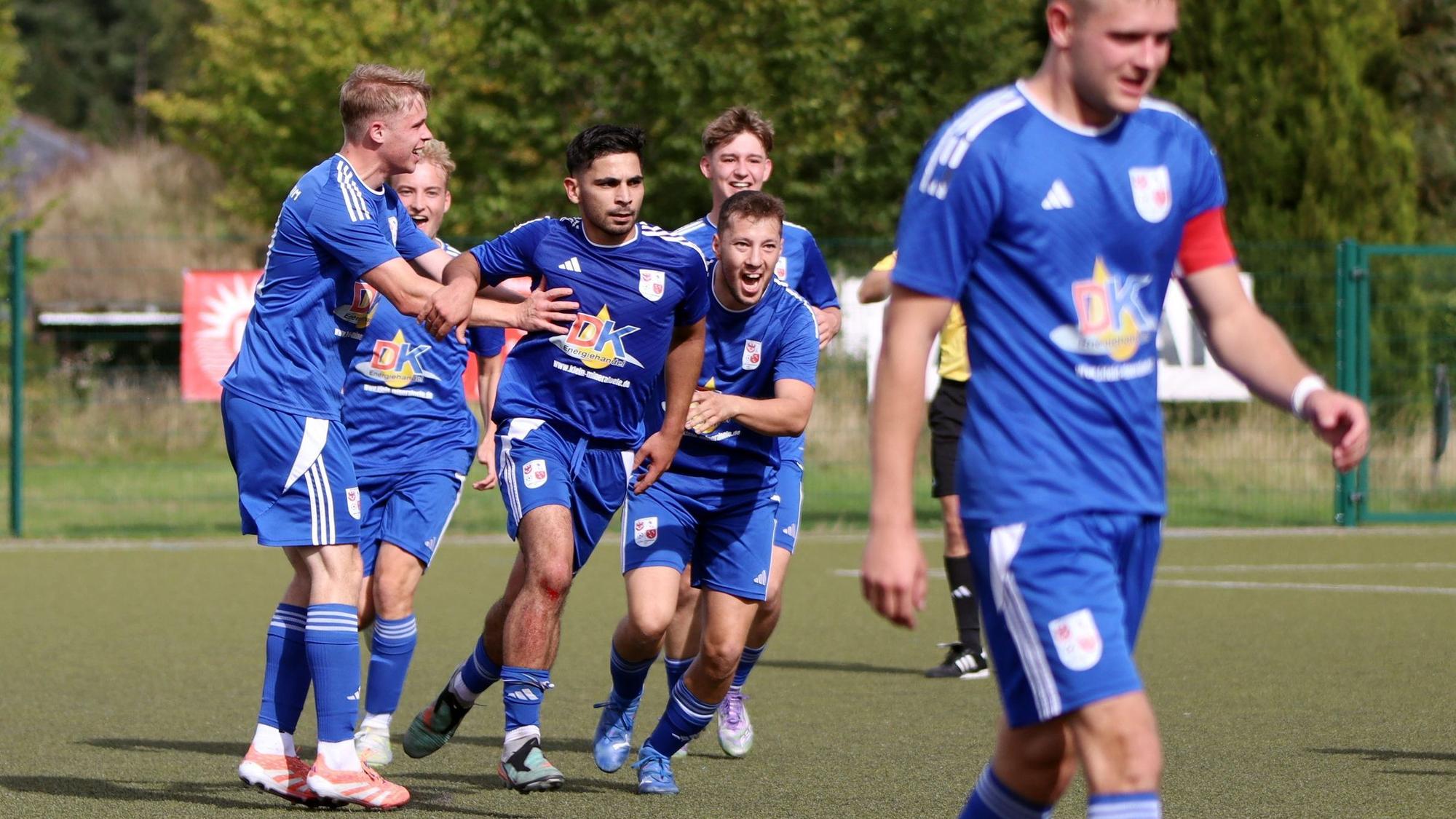 Vier Spieler jubeln mit dem Torschützen Silvio Ferjani, der aber seinen Trainer im Visier hat.