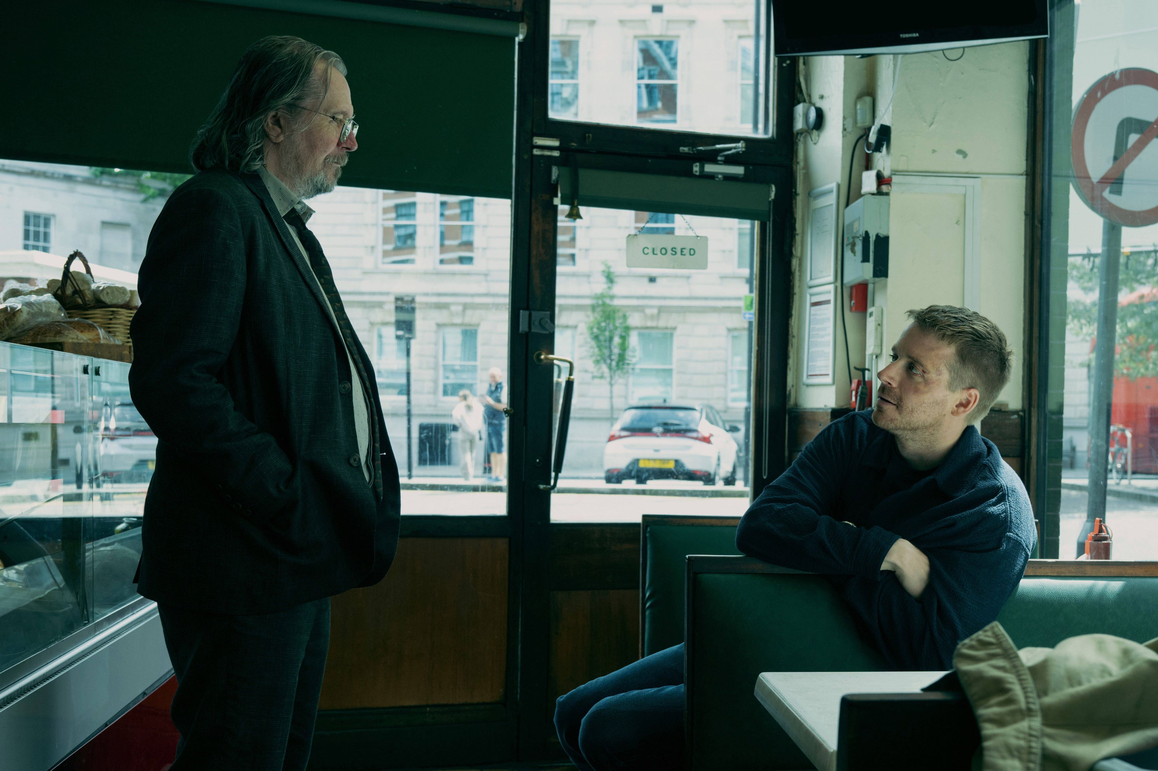 Gary Oldman (l.) und Jack Lowden in einer Szene aus der Apple-Serie "Slow Horses". (Archivbild)