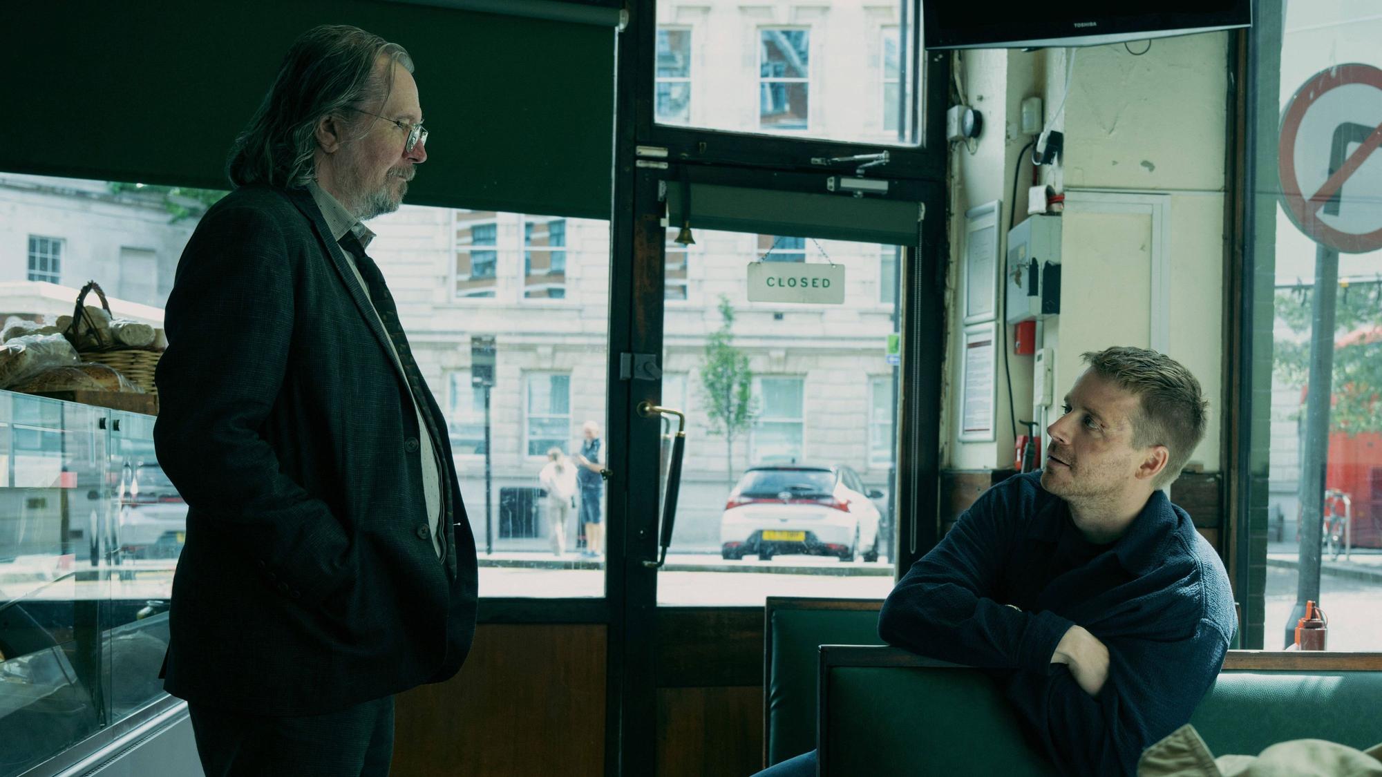 Gary Oldman (l.) und Jack Lowden in einer Szene aus der Apple-Serie "Slow Horses". (Archivbild)