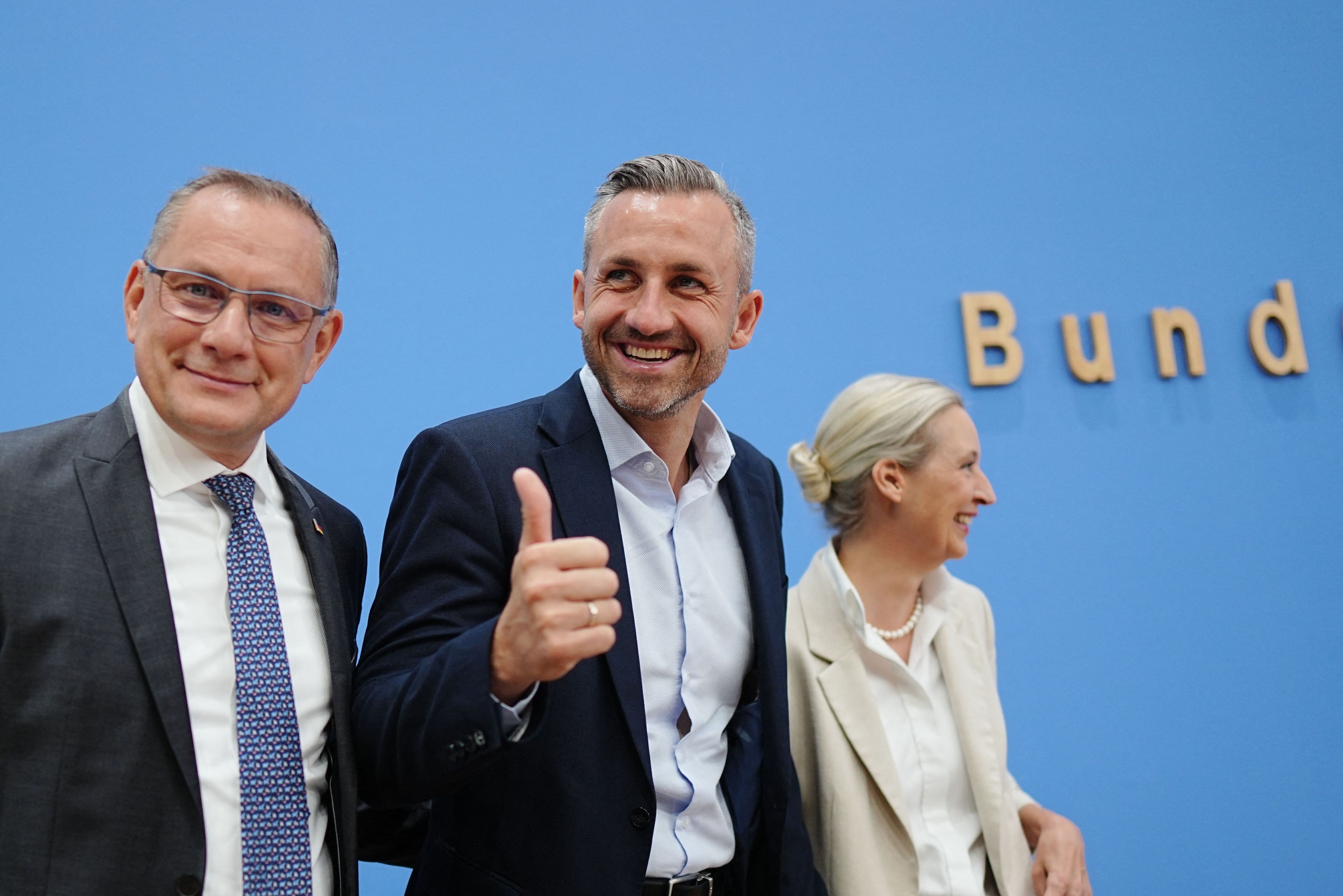 Alice Weidel (r.) und Tino Chrupalla (l.), die Bundesvorsitzenden der AfD, kommen am Montag (7. September) zusammen mit Ulrich Siegmund, AfD-Spitzenkandidat in Sachsen-Anhalt, in die Bundespressekonferenz. Zuvor geriet Chrupalla in einen Schlagabtausch im ARD-Studio.