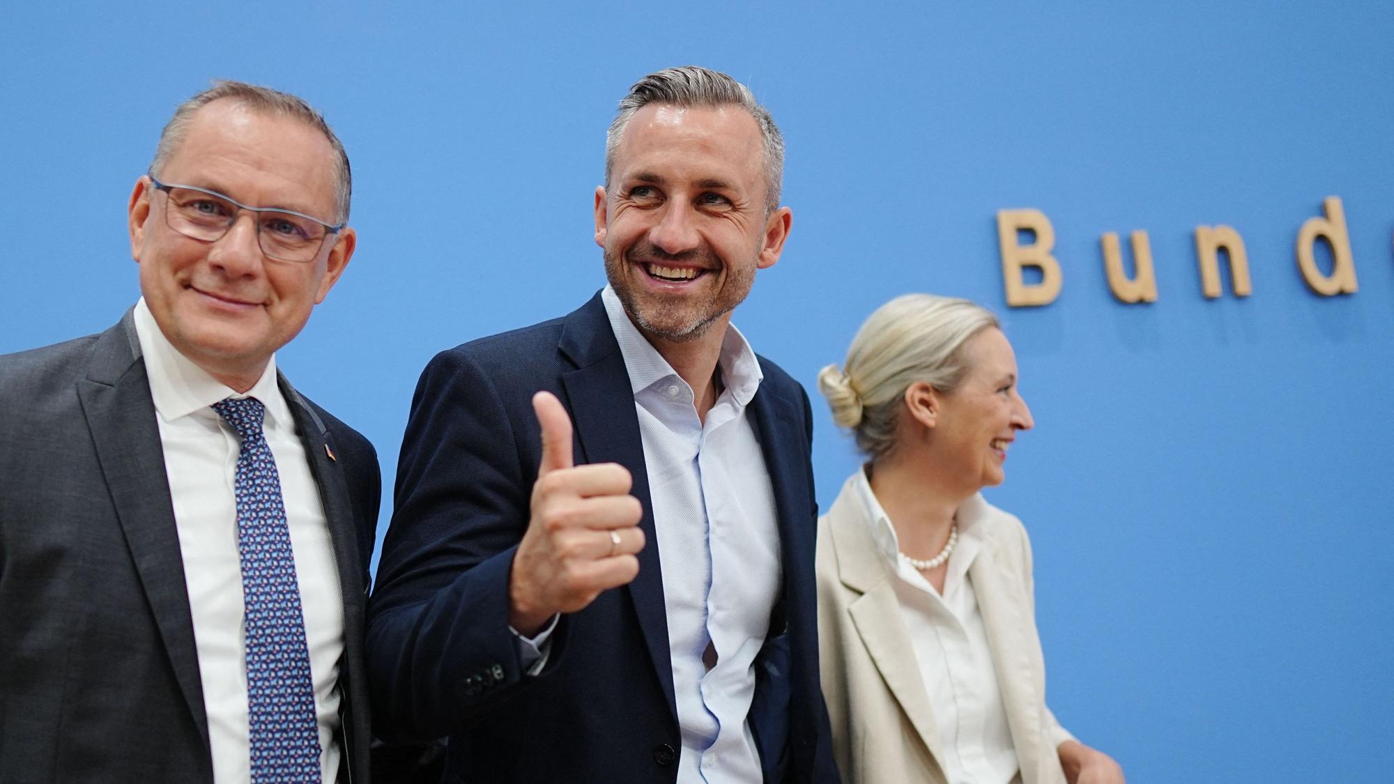 Alice Weidel (r.) und Tino Chrupalla (l.), die Bundesvorsitzenden der AfD, kommen am Montag (7. September) zusammen mit Ulrich Siegmund, AfD-Spitzenkandidat in Sachsen-Anhalt, in die Bundespressekonferenz. Zuvor geriet Chrupalla in einen Schlagabtausch im ARD-Studio.