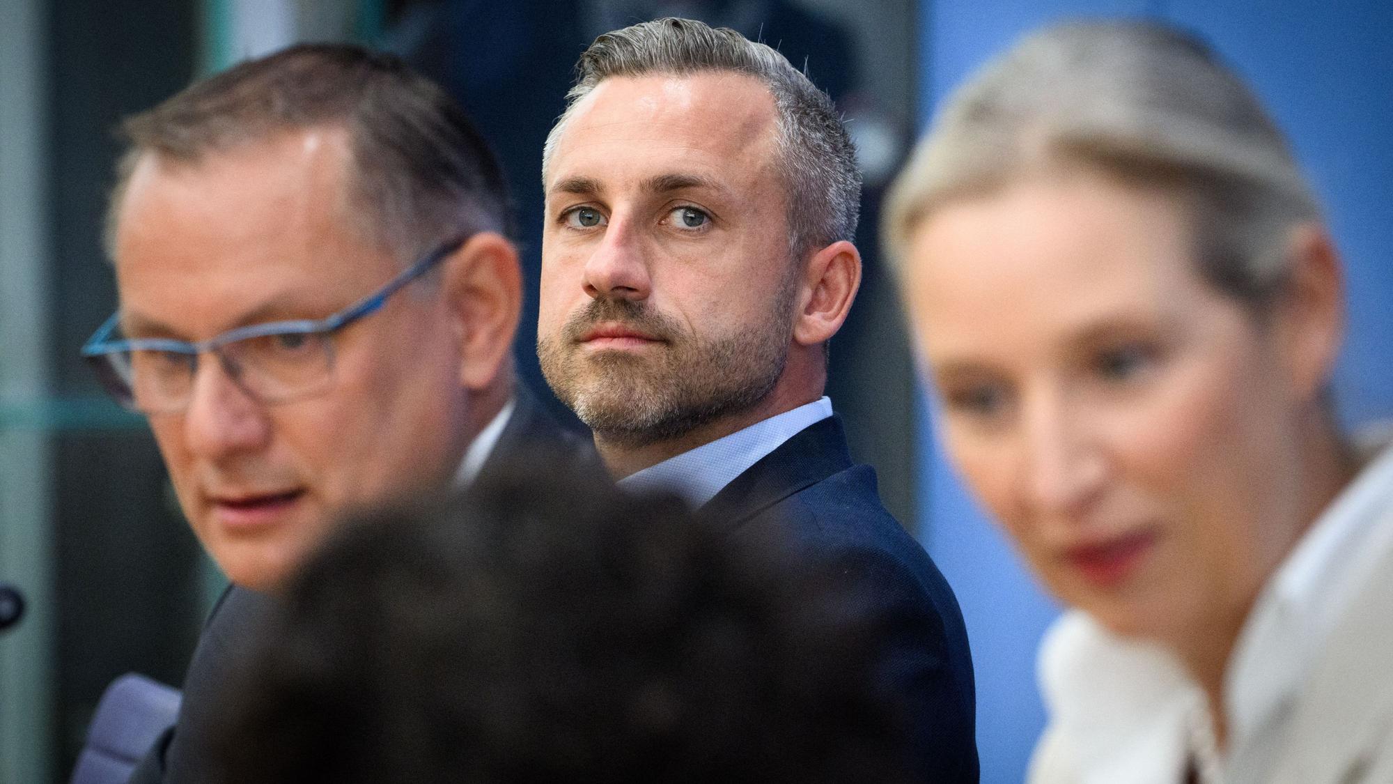 Wie unabhängig bleibt die Justiz, wenn die AfD regiert? Ulrich Siegmund (M.), Wahlsieger in Sachsen-Anhalt, mit den Bundesvorsitzenden Alice Weidel und Tino Chrupalla.