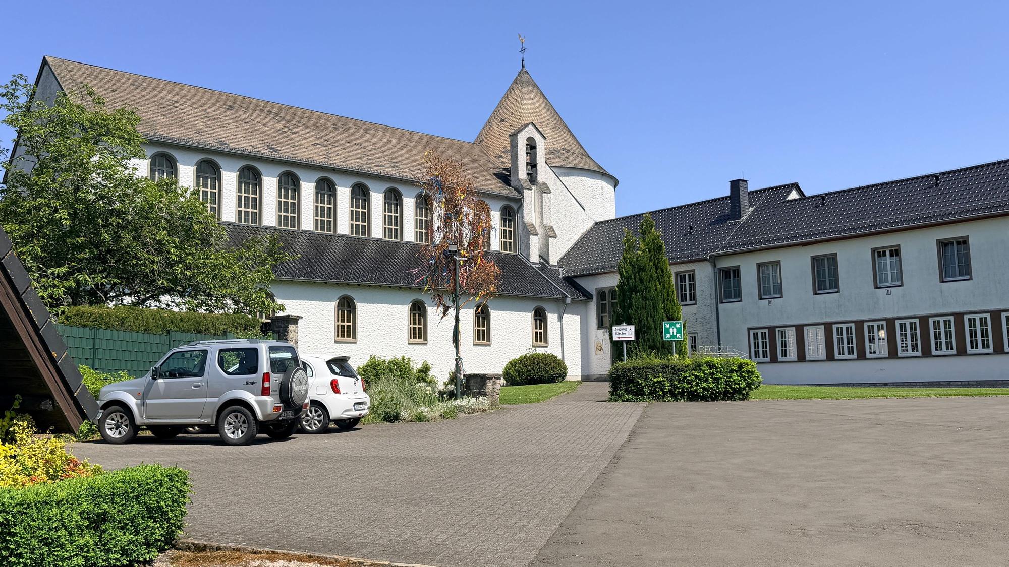 Das Bild zeigt die Außenansicht des Gebäudes.