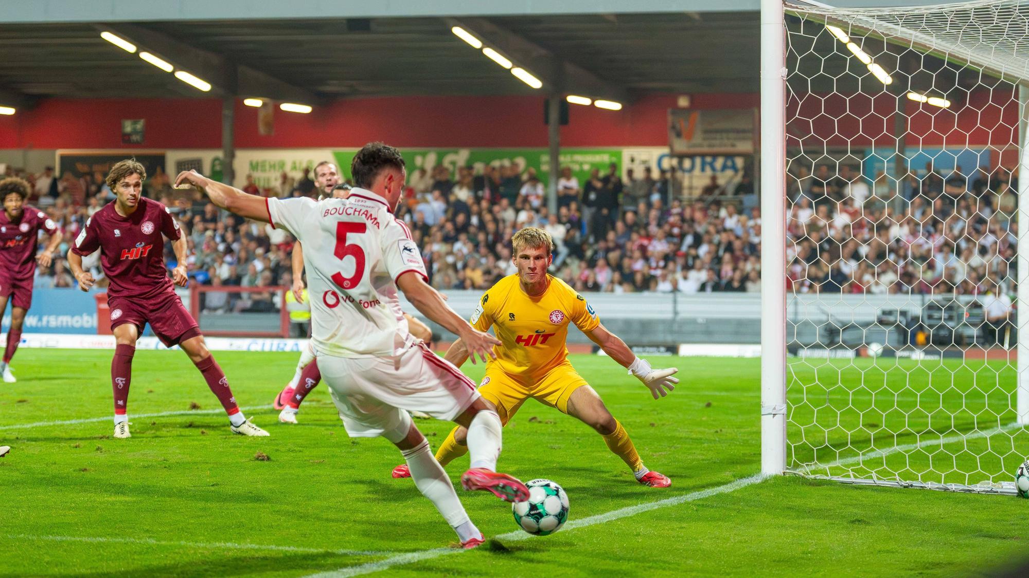 Yassine Bouchama Fortuna Düsseldorf, 05 mit einem Schuss an der Aussenlinie, Lennart Winkler Fortuna Koeln, 01 breitet die Arme aus Fortuna Köln vs. Fortuna Düsseldorf, Fussball, 3.Liga, 04.Spieltag, Saison 2026/27, 06.09.2026, DFL REGULATIONS PROHIBIT ANY USE OF PHOTOGRAPHS AS IMAGE SEQUENCES AND/OR QUASI-VIDEO, Fortuna Köln vs. Fortuna Düsseldorf, Fussball, 3.Liga, 04.Spieltag, Saison 2026/27, 06.09.2026 Köln *** Yassine Bouchama, Fortuna Düsseldorf, 05, takes a shot near the sideline Lennart Winkler, Fortuna Cologne, 01, spreads his arms. Fortuna Cologne vs. Fortuna Düsseldorf, soccer, 3rd League, Matchday 04, 202627 season, September 6, 2026 DFL regulations prohibit any use of photographs as image sequences and/or quasi-video Fortuna Cologne vs. Fortuna Düsseldorf, soccer, 3rd Division, Matchday 4, 202627 Season, September 6, 2026, Cologne Copyright: xEibner-Pressefoto/LukasxBaldygax EP_LBA
