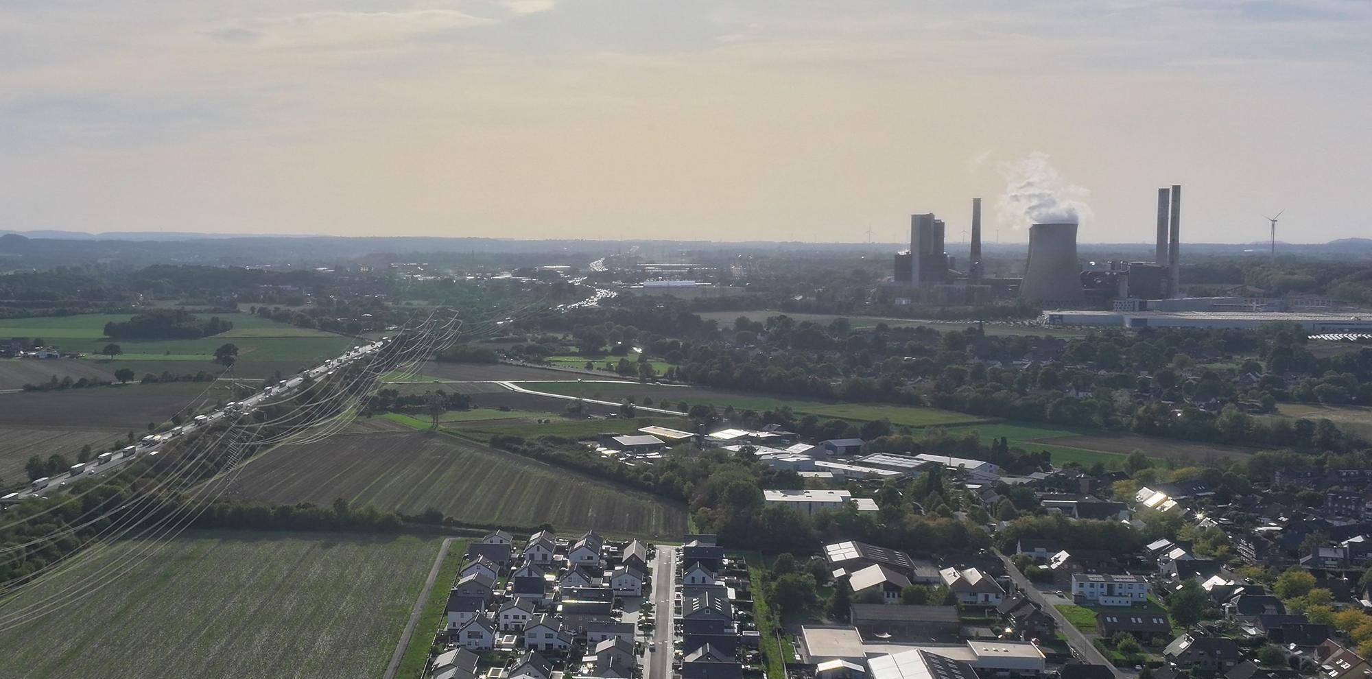Weisweiler: Stromleitungen sind neben einem Abschnitt der Autobahn 4 zu sehen, der zeitweise am Montag (7. September) gesperrt war. Rechts hinten das Kraftwerk.