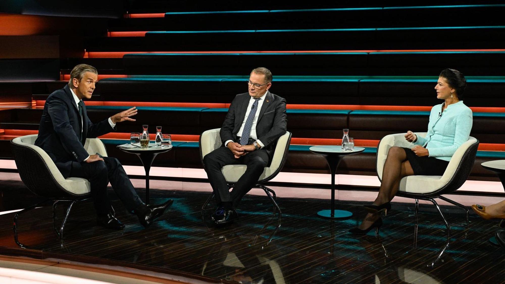 Wird das BSW in Sachsen-Anhalt zum „Steigbügelhalter für die AfD“? Darüber stritten, von links: Markus Lanz, Tino Chrupalla und Sahra Wagenknecht. (Bild: ZDF / Markus Hertrich)