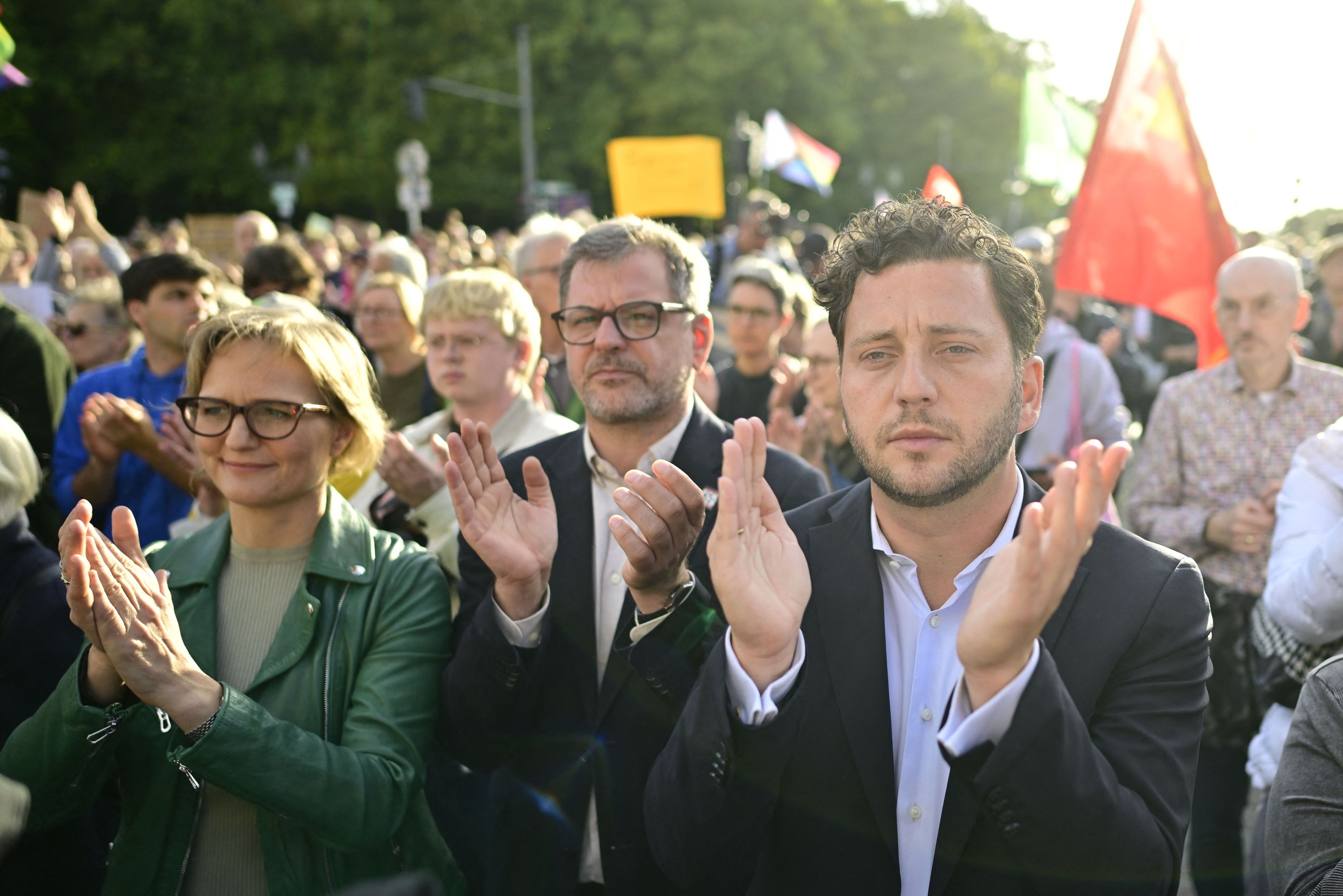 Grünen-Chef Felix Banaszak (von rechts), Werner Graf, Spitzenkandidat der Berliner Grünen für die Abgeordnetenhauswahl, und Parteichefin Franziska Brantner bei einer Anti-AfD-Demonstration am Brandenburger Tor.