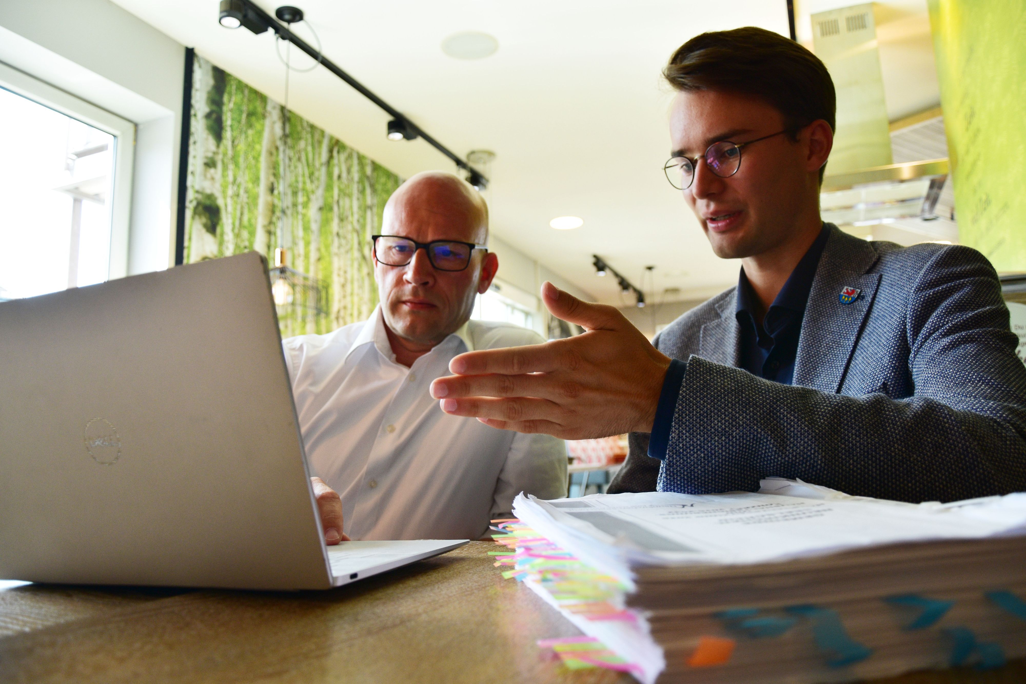 Timm Kloevekorn (links) und Arthur Röben haben einen Simulator entwickelt, mit dem jeder selbst versuchen kann, die fünf Millionen Euro Haushaltslücke zu schließen.
