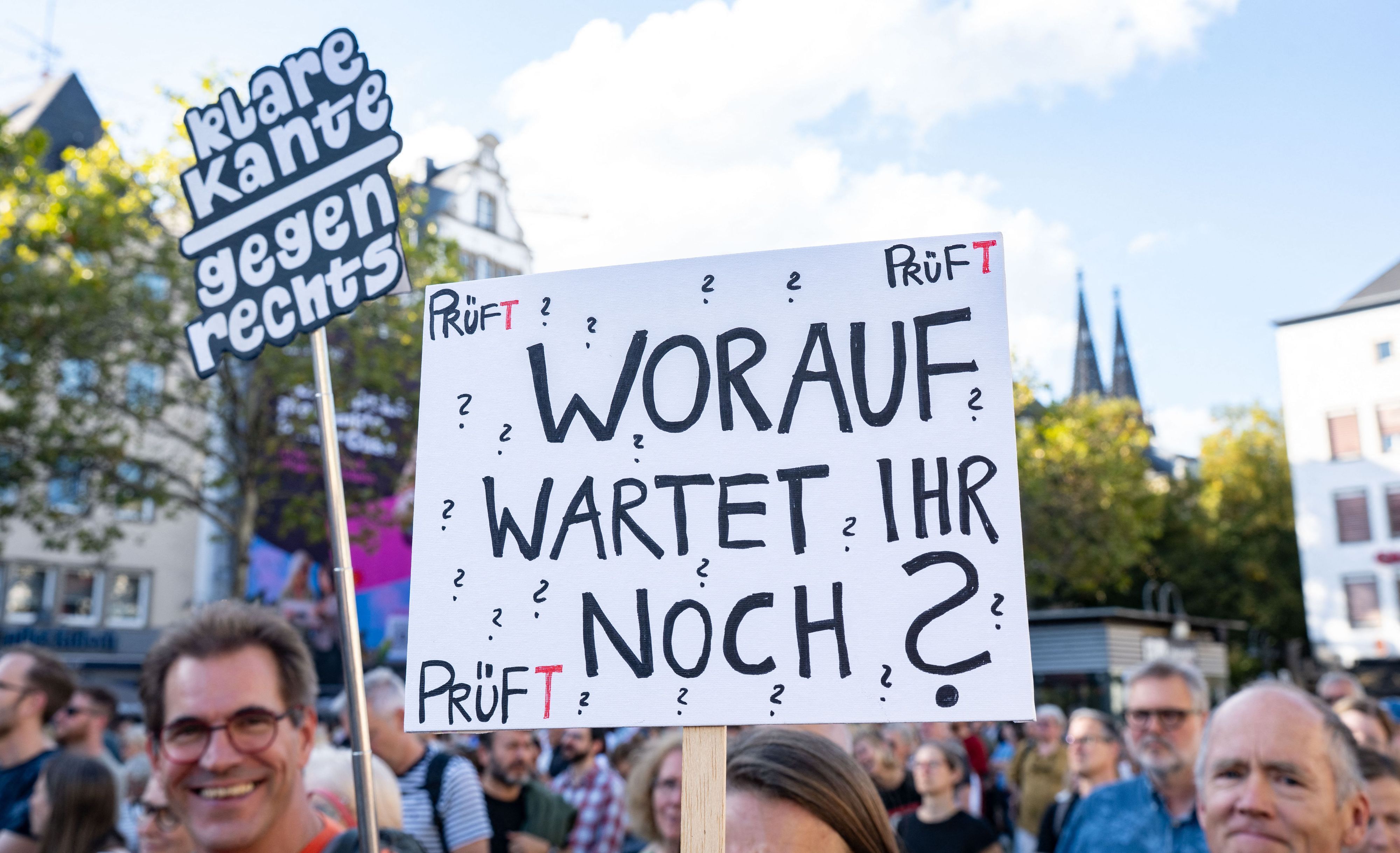 Tausende Menschen kamen auf dem Heumarkt zusammen, um gegen Rechtsextremismus zu demonstrieren.