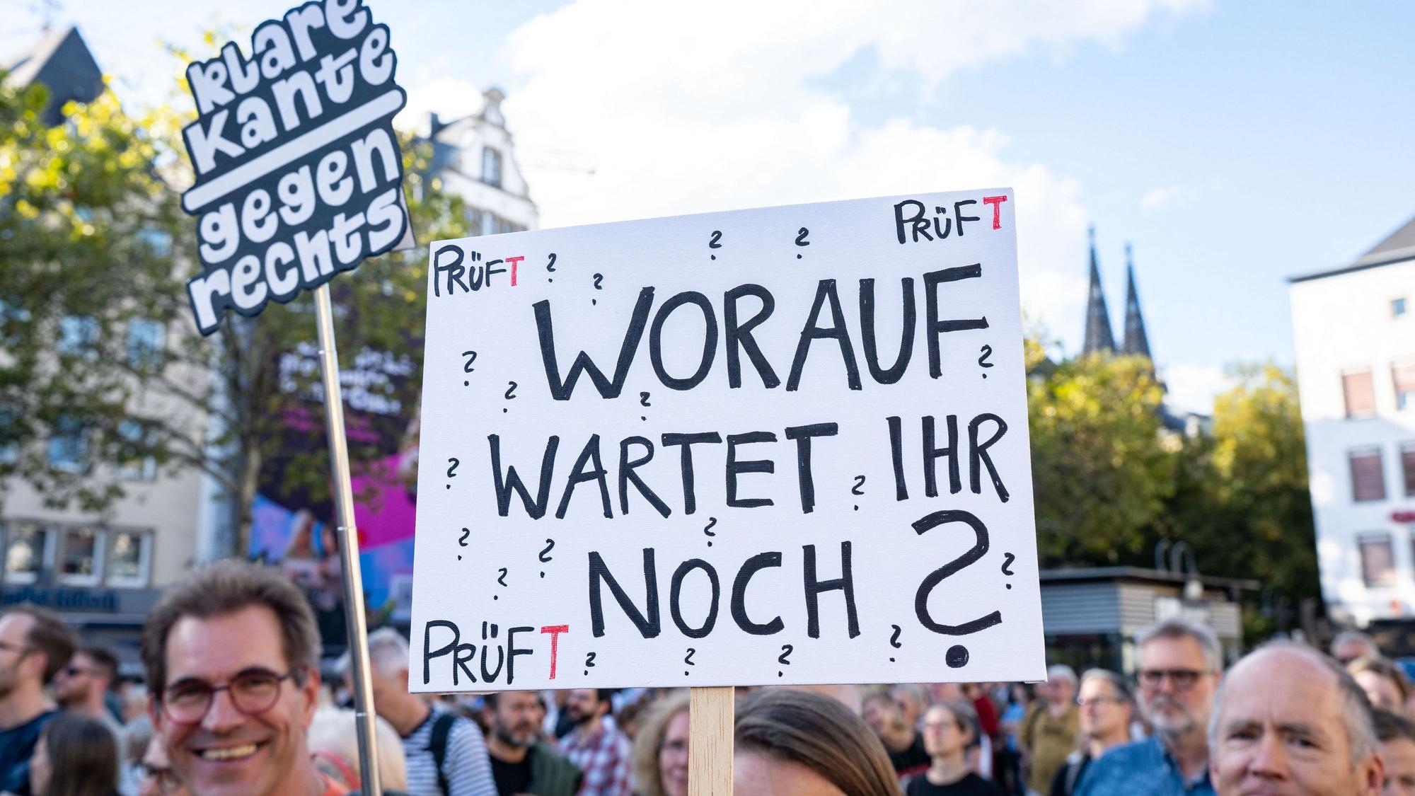 Tausende Menschen kamen auf dem Heumarkt zusammen, um gegen Rechtsextremismus zu demonstrieren.