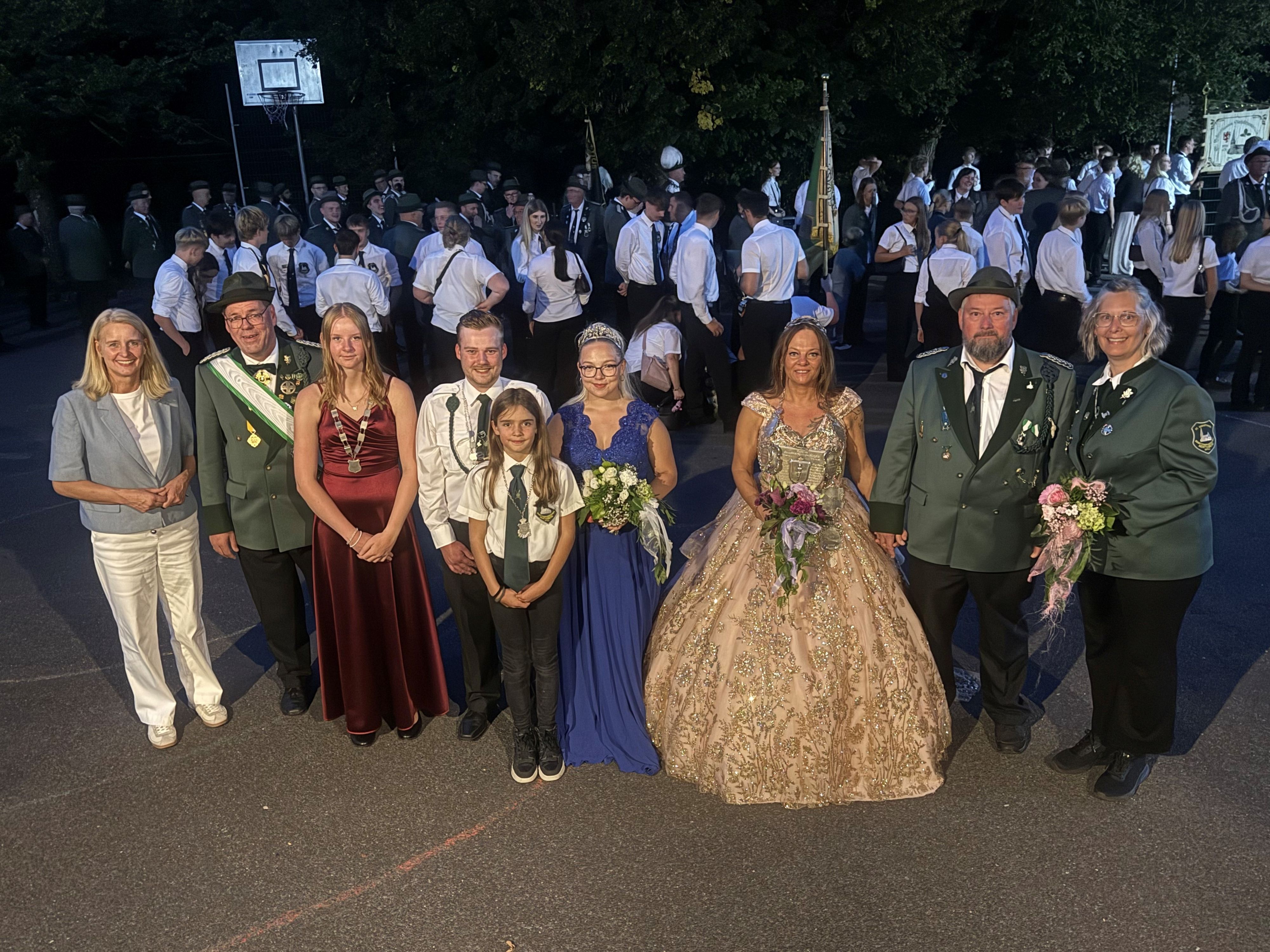 Das Foto zeigt die neuen Majestäten der Agathaberger Schützen